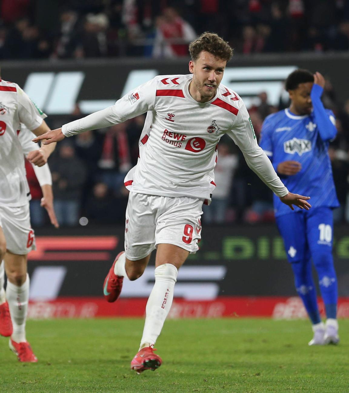 Luca Waldschmidt vom 1. FC Köln jubelt mit seiner Mannschaft nach seinem Treffer zum 2:1 gegen Darmstadt.