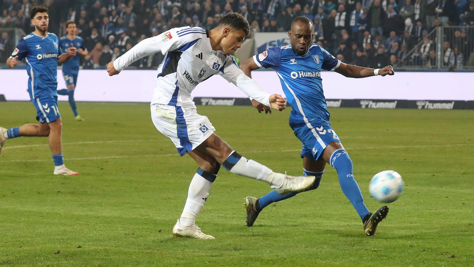 Ransford Yeboah Koenigsdoerffer vom Hamburger Sv schießt den Ball aufs Tor.