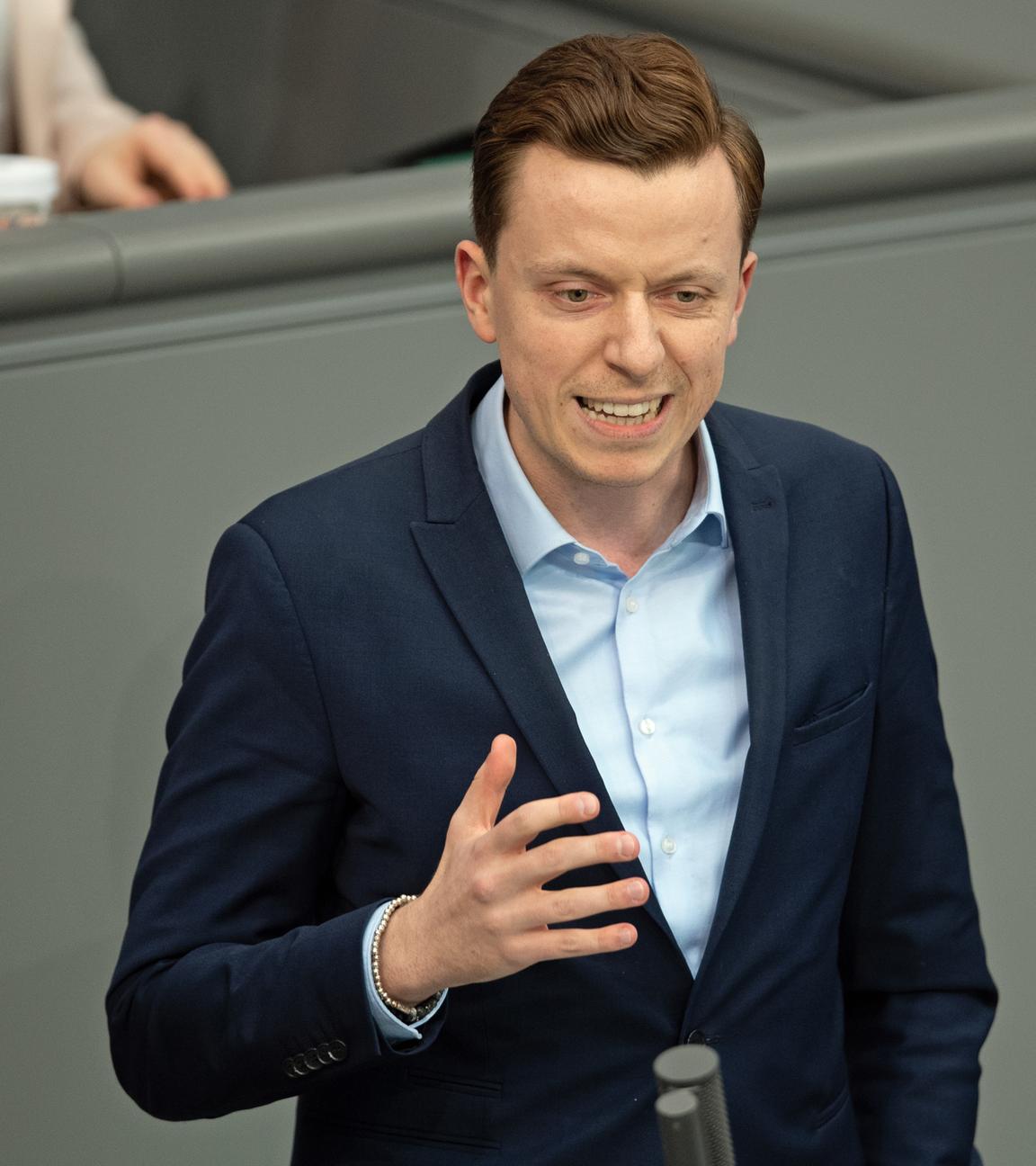 SPD-Politiker Adis Ahmetovic spricht im Bundestag.