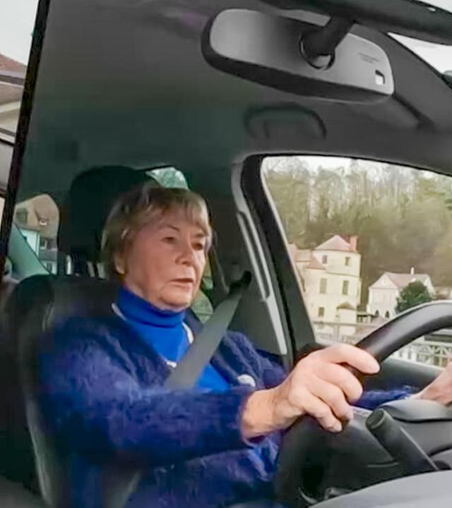 Zwei Seniorinnen machen den Fahrtauglichkeits-Check