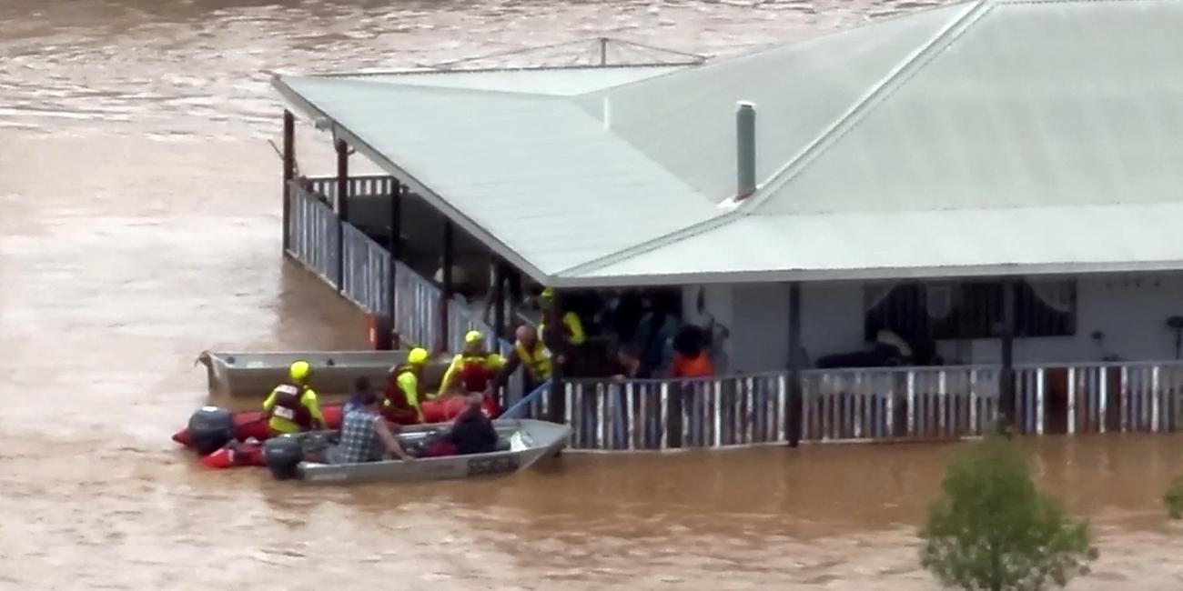Australien: Rettungskräfte retten die Bewohner aus einem Haus in einer überfluteten Straße in der Stadt Adavale im Südwesten von Queensland