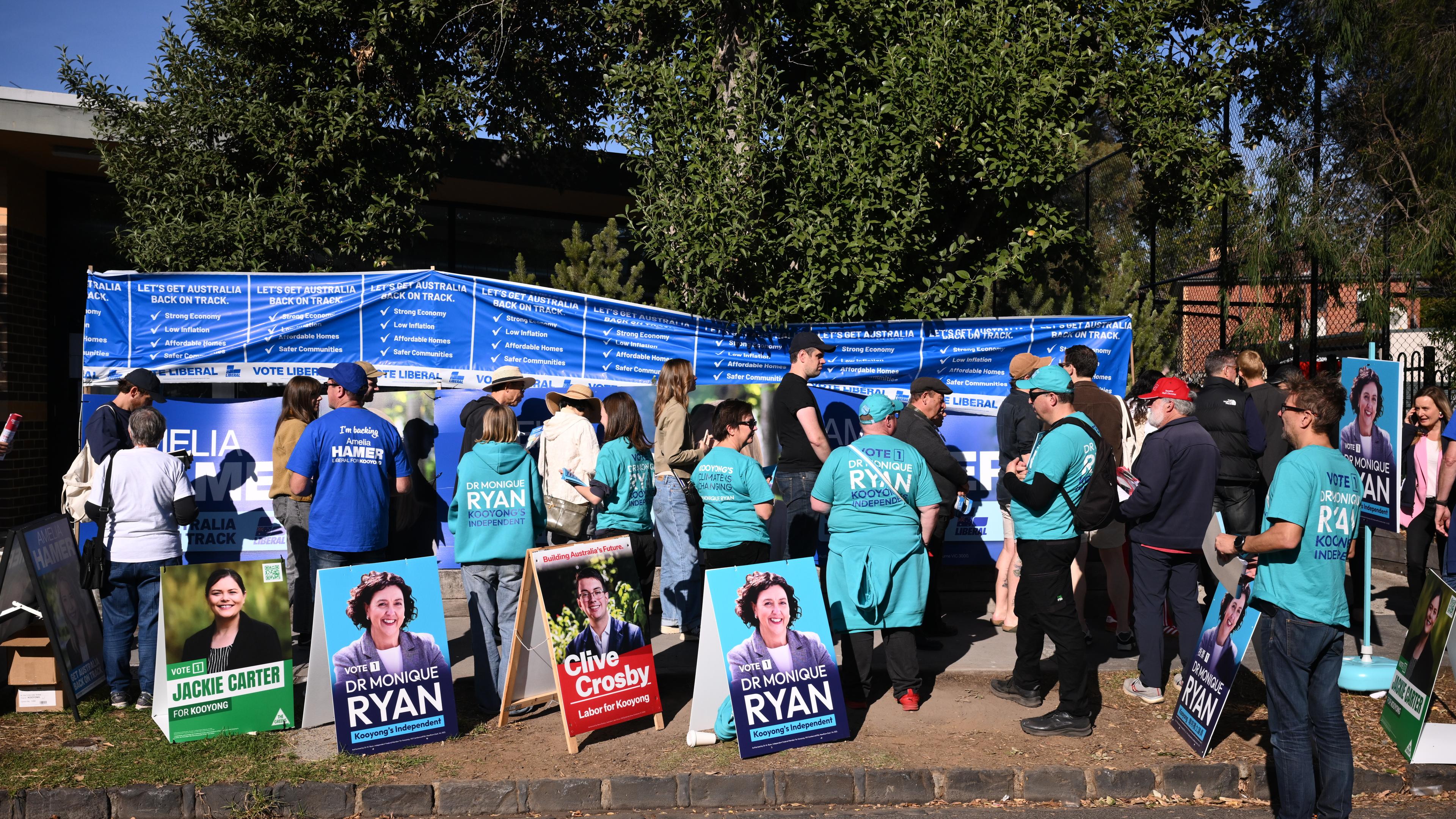 Wahlkampf-Korflöten an der Glenferrie-Grundschule im Wahlkreis Kooyong am Wahltag in Melbourne, Australien, 03. Mai 2025. Die Australier gehen zur Wahlurne, um die Bundesregierung zu wählen