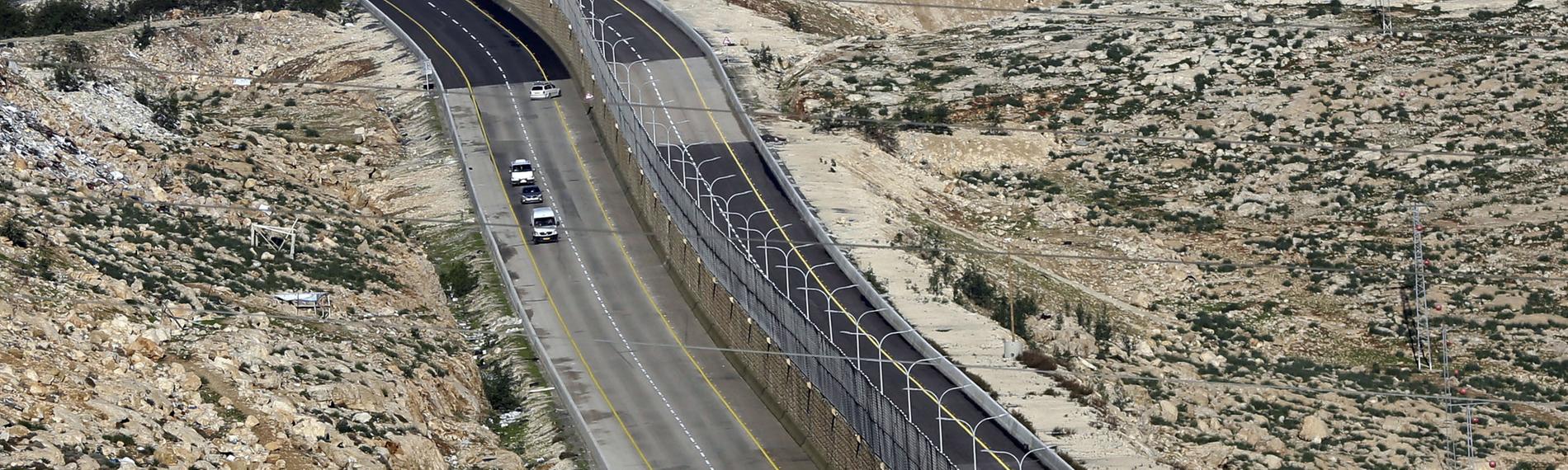 Mauer zwischen Israelis und Palästinensern auf neuer Autobahn