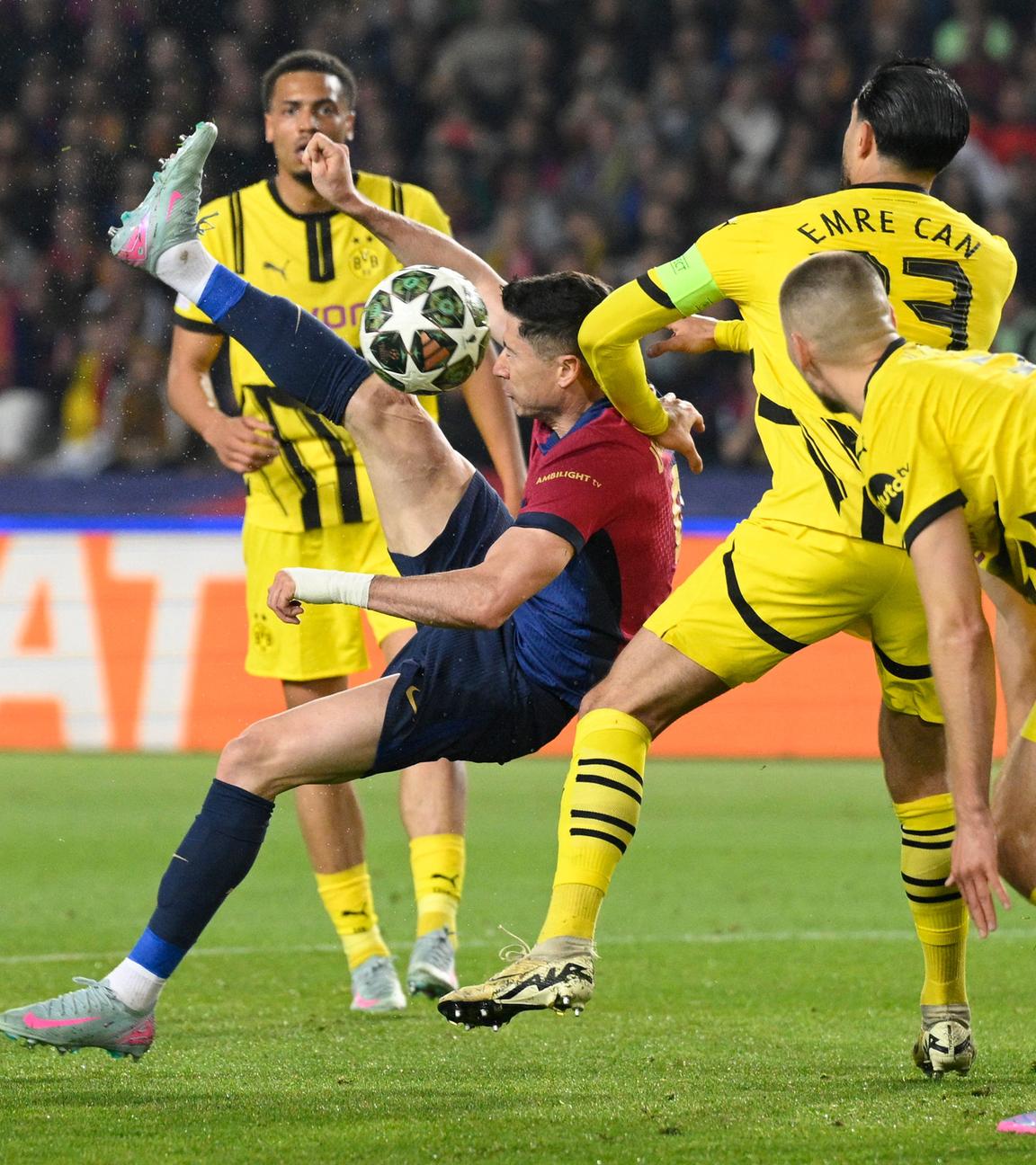 Barcelonas Robert Lewandowski beim Versuch eines Fallrückziehers