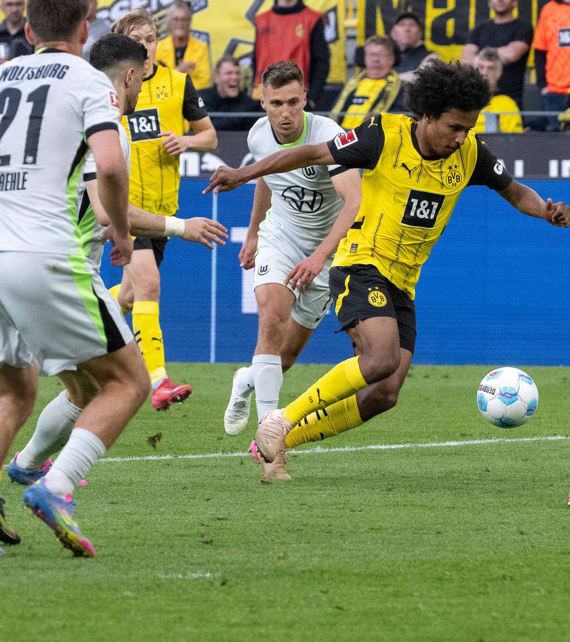 Karim Adeyemi (Borussia Dortmund 09, 27) zieht in den Strafraum und erzielt das Tor zum 4:0. 