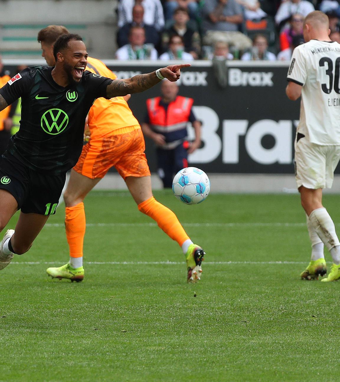 Lukas Nmecha (VfL Wolfsburg) jubelt mit Lovro Majer (VfL Wolfsburg) nach seinem Tor zum 0:1 Mönchengladbach.