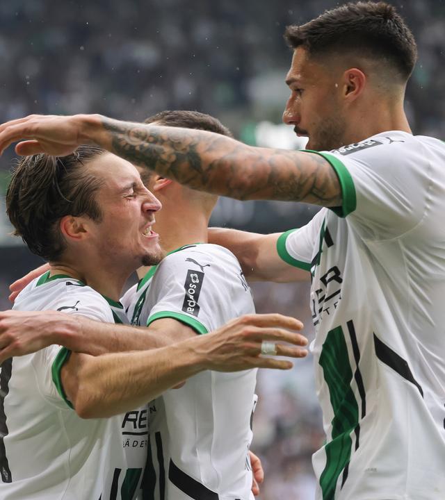 Jubel mit Franck Honorat (Borussia Mönchengladbach) und Tim Kleindienst  (Borussia Mönchengladbach).