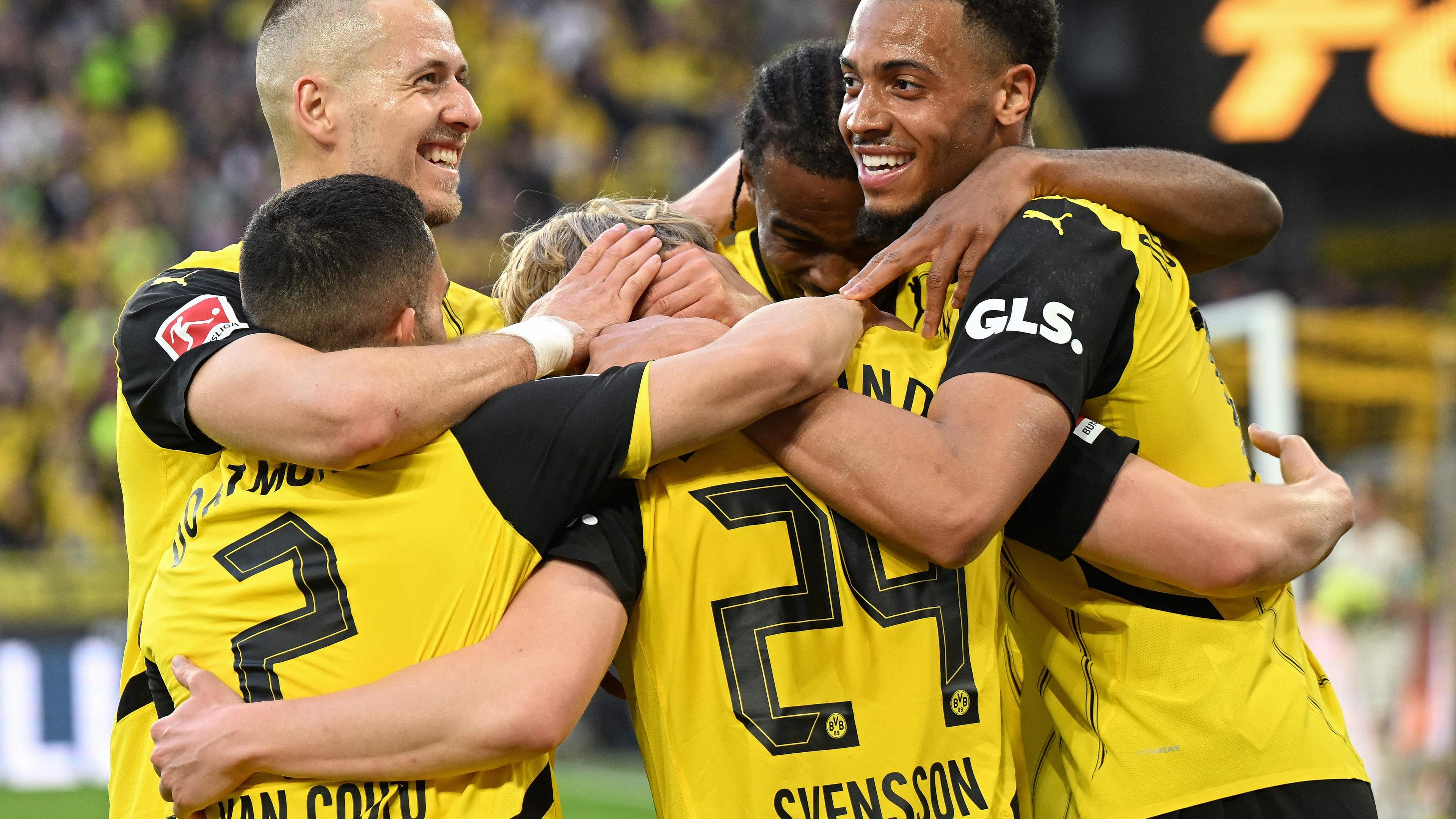 Dortmunds Daniel Svensson jubelt mit seiner Mannschaft über sein Tor zum 3:1.