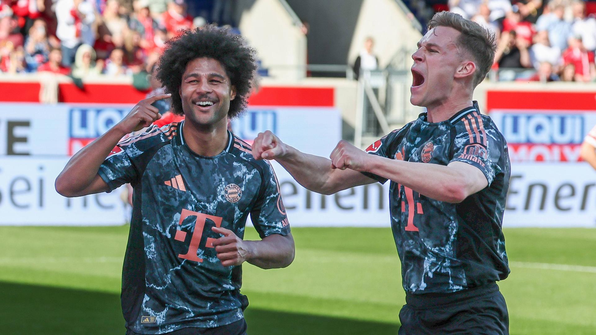 Bayerns Serge Gnabry und Joshua Kimmich jubeln nach dem Tor zum 4:0 gegen Heidenheim.