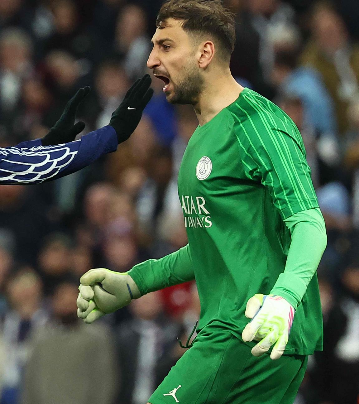 Champions League, Aston Villa gegen Paris Saint-Germain: Verteidiger Nuno Mendes feiert mit Keeper Donnarumma, der seine Freude rausschreit, den Sieg.