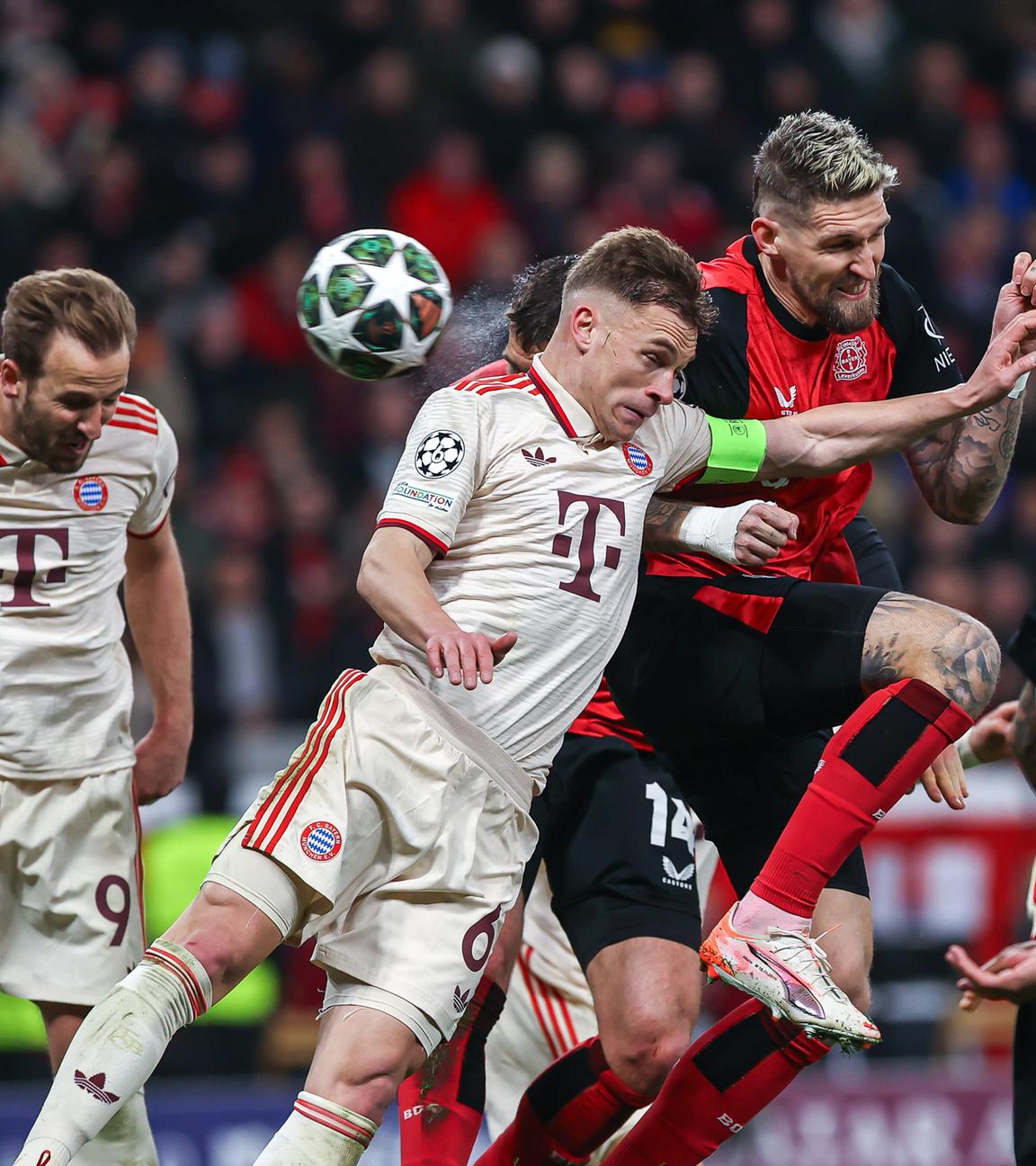 Joshua Kimmich und Leverkusens Robert Andrich kämpfen um den Ball.