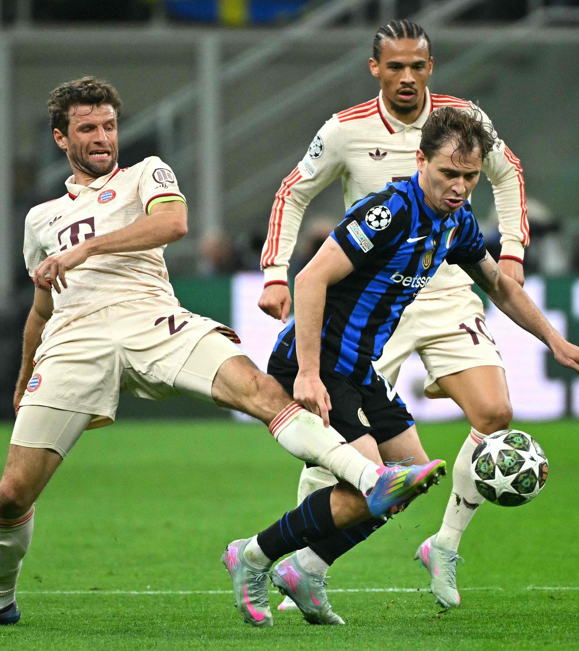 Münchens Thomas Müller kämpft um den Ball gegen Mailands Nicolo Barella.