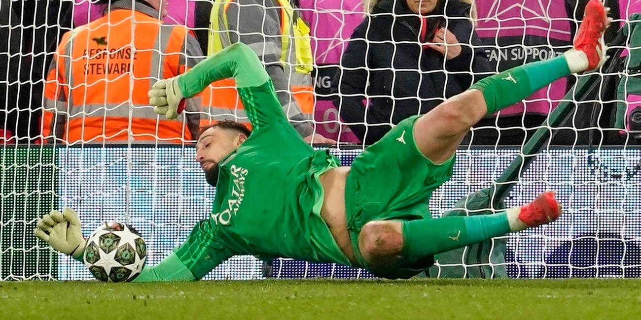 Paris Saint-Germains Torhüter Gianluigi Donnarumma pariert einen Elfmeter von Liverpools Curtis Jones.