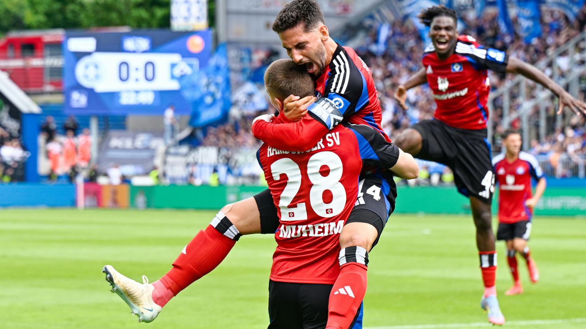 Hamburgs Torschütze Ludovit Reis jubelt mit Hamburgs Miro Muheim über das Tor zum 0:1 gegen Darmstadt am 03.05.2025.