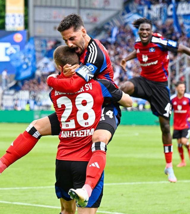 Hamburgs Torschütze Ludovit Reis jubelt mit Hamburgs Miro Muheim über das Tor zum 0:1 gegen Darmstadt am 03.05.2025.