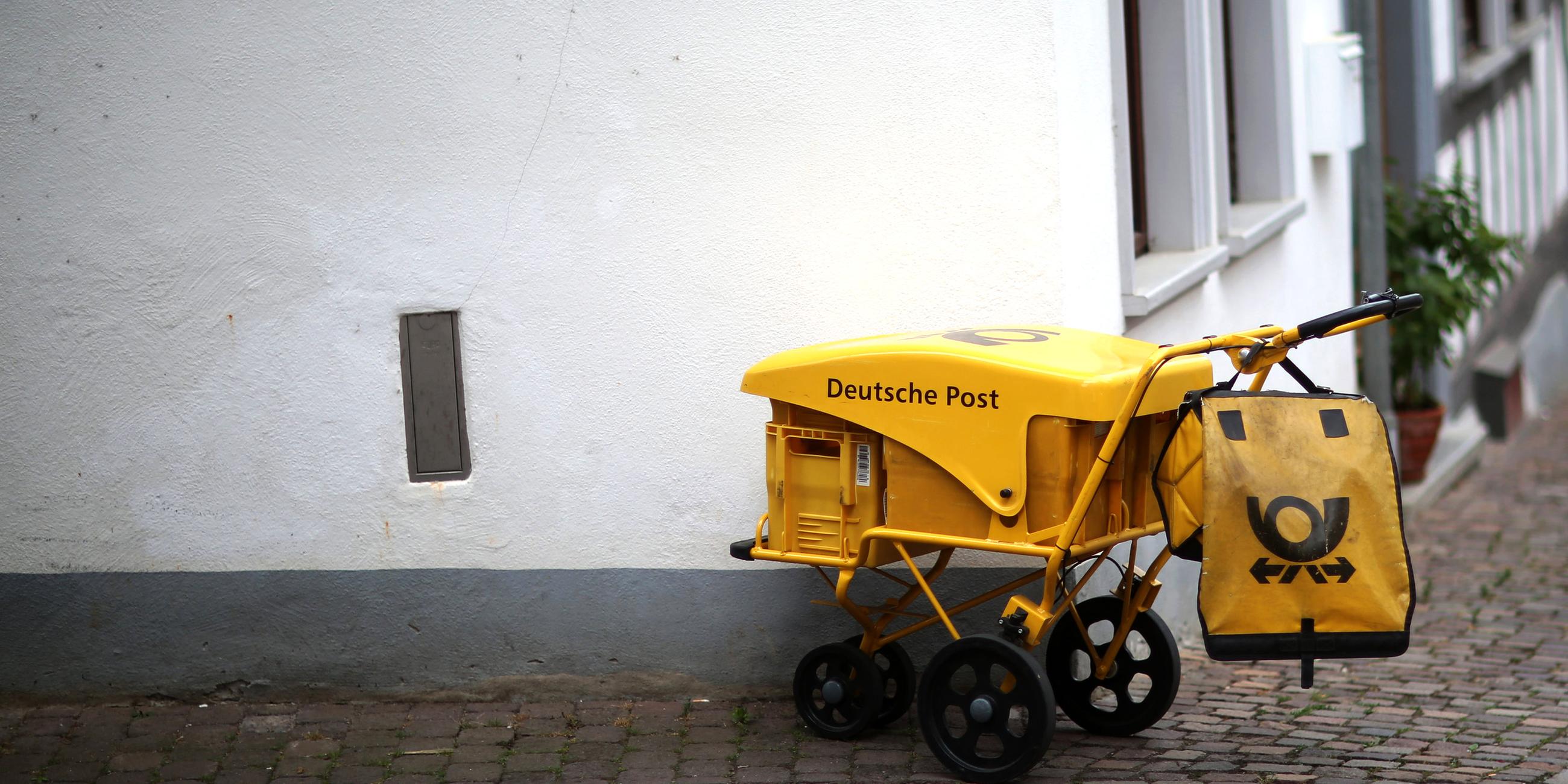 Briefzustellerwagen der Deutschen Post