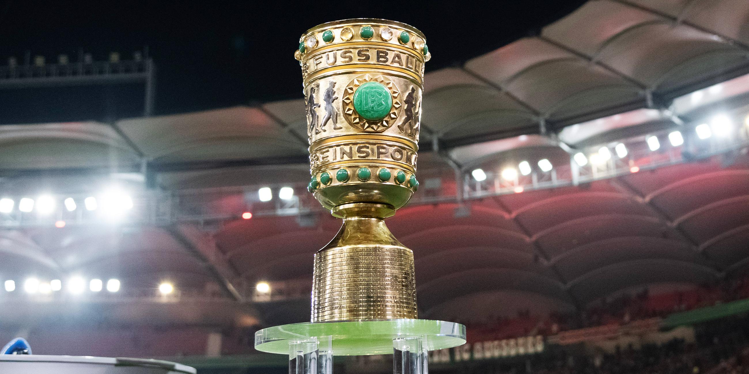 Der DFB-Pokal steht auf einem Tisch , aufgenommen am 04.02.25