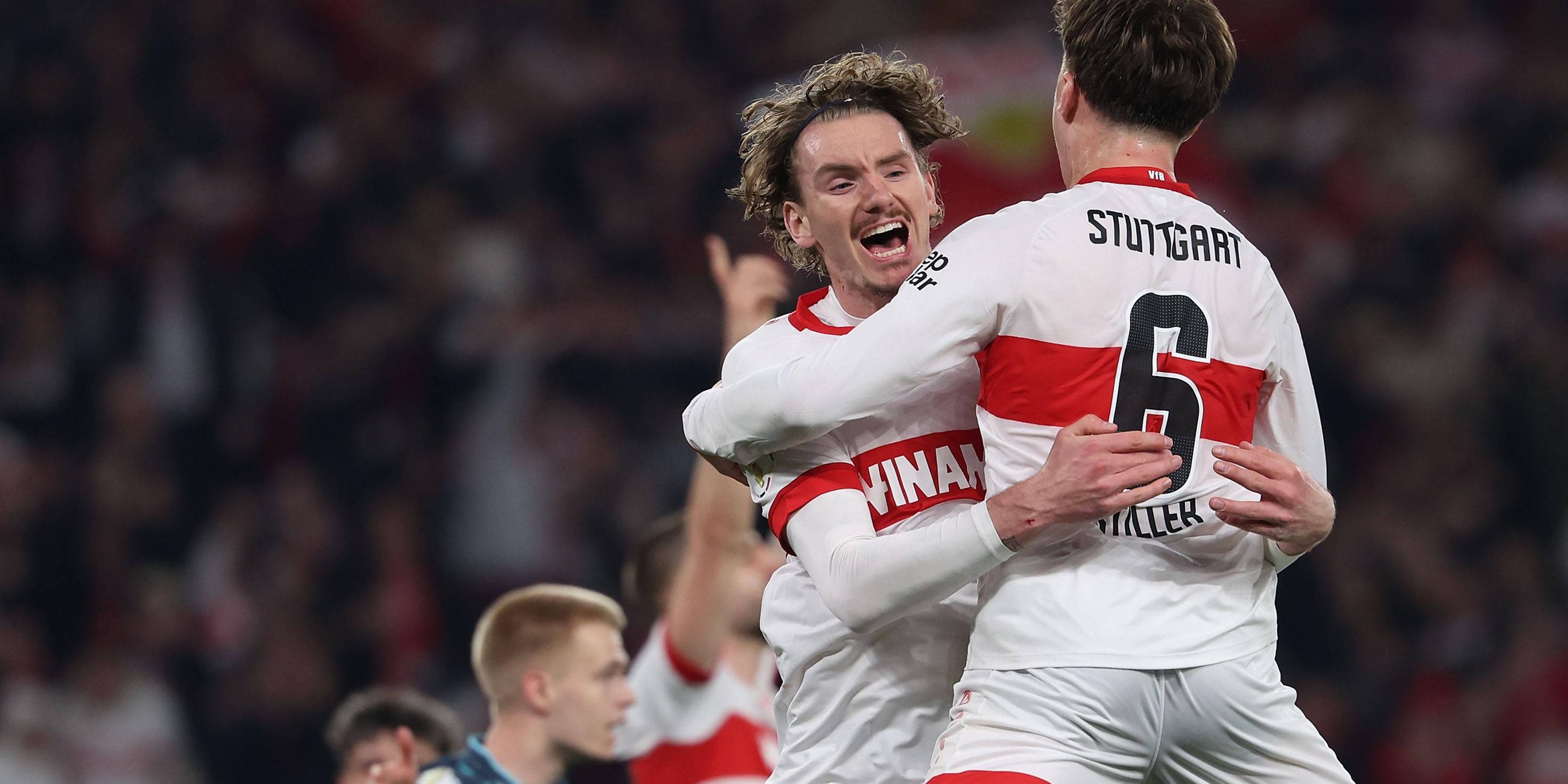 Stuttgarts Torschützen Nick Woltemade und Angelo Stiller jubeln nach dem Tor zum 2:0 gegen den RB Leipzig.