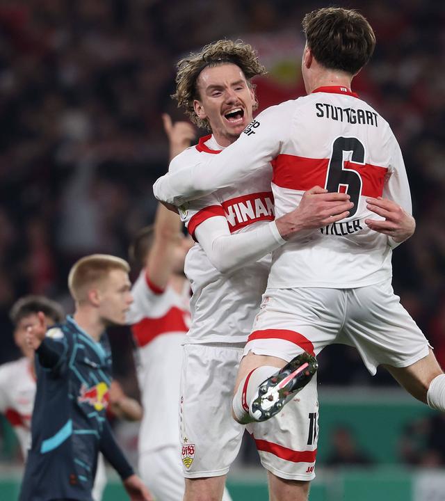 Stuttgarts Torschützen Nick Woltemade und Angelo Stiller jubeln nach dem Tor zum 2:0 gegen den RB Leipzig.