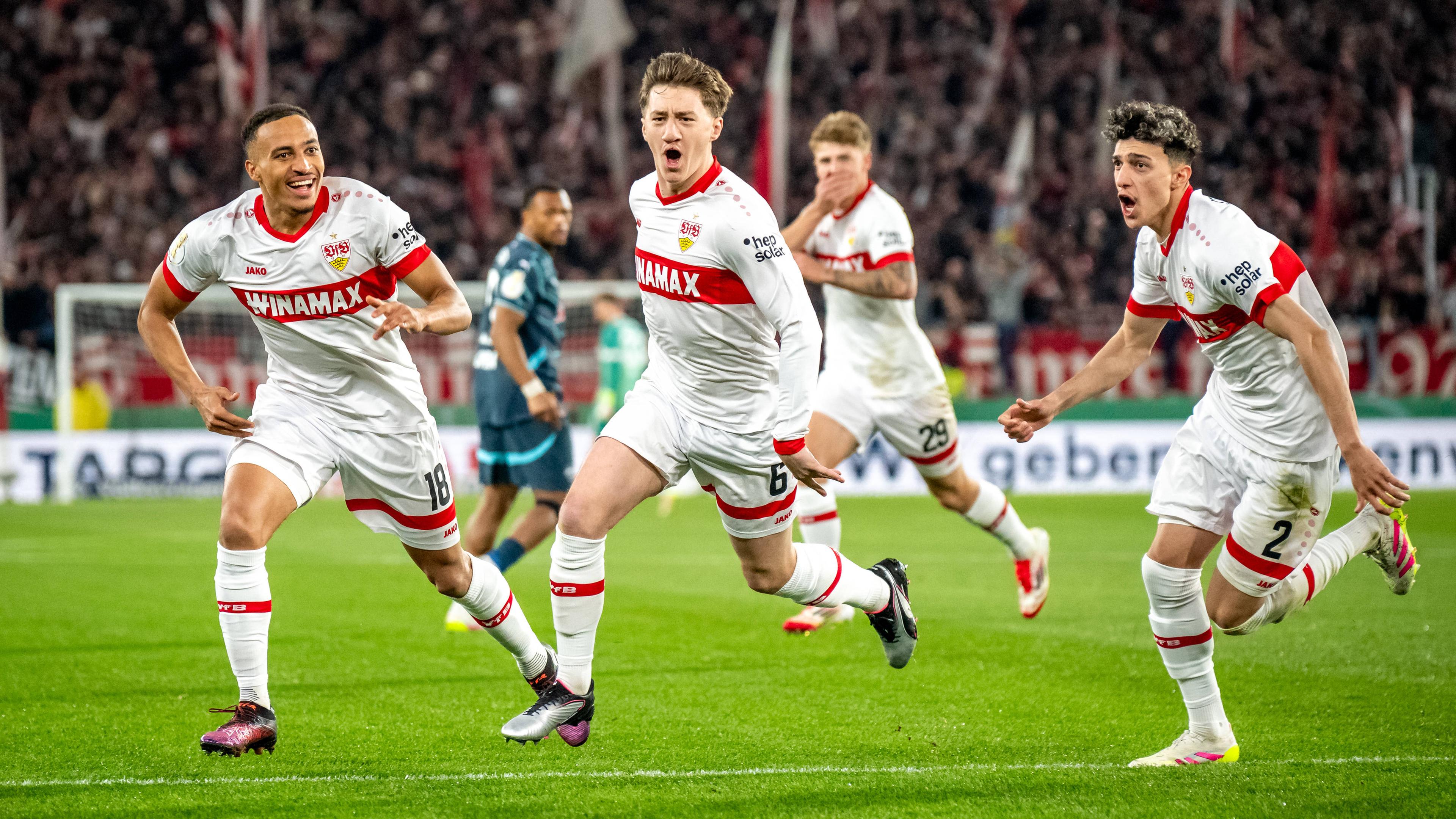 Torschütze Angelo Stiller jubelt mit seiner Mannschaft nach seinem Tor zum 1:0 gegen RB Leipzig.