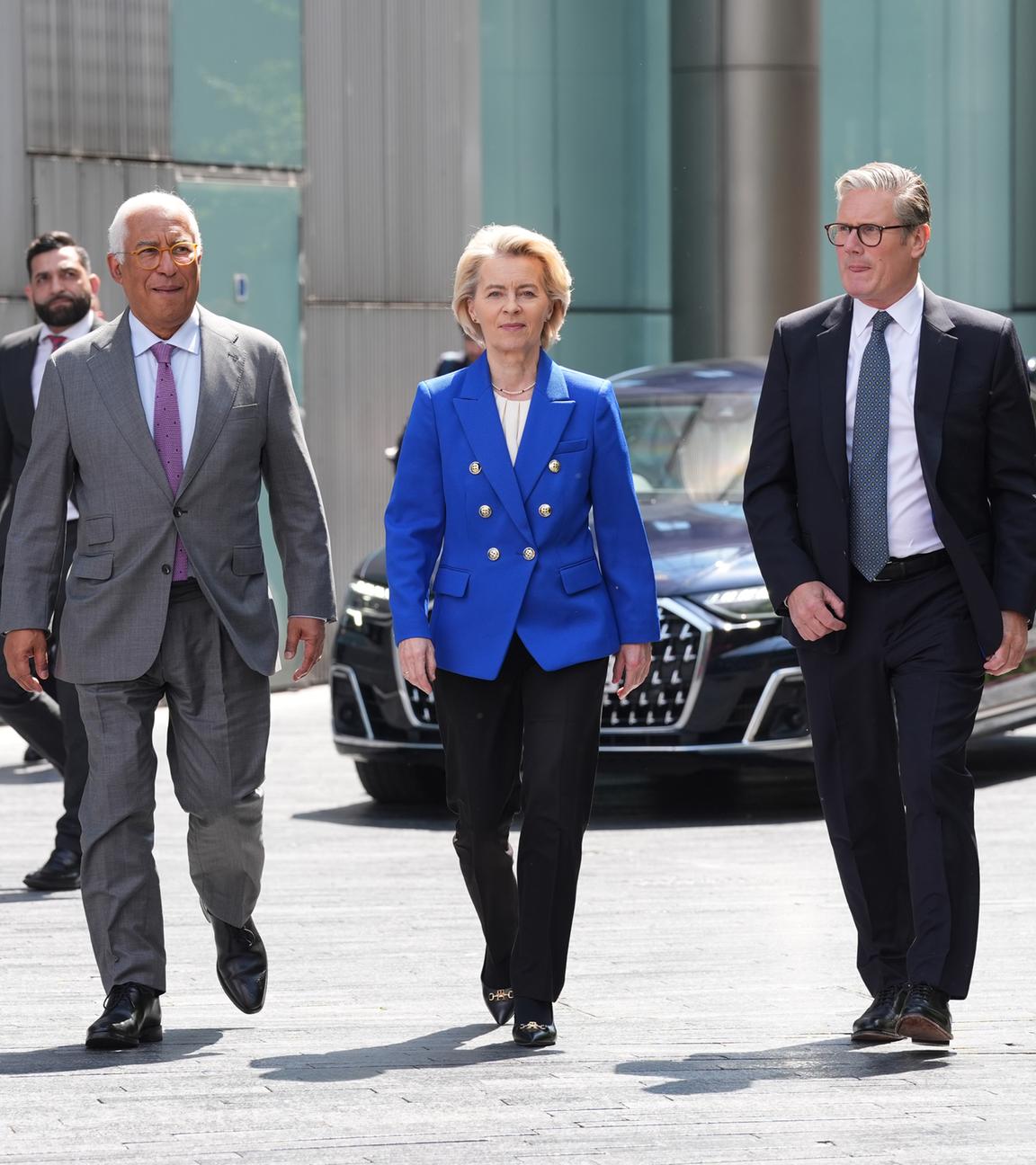 Antonio Costa, Ursula von der Leyen und Keir Starmer auf einer Straße in London.