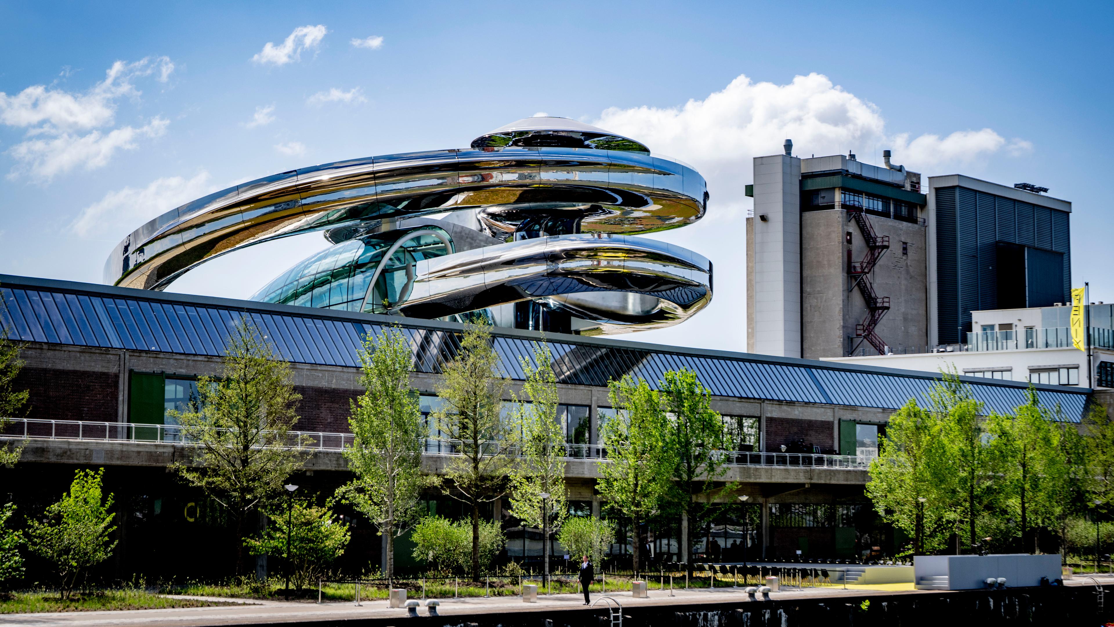 Eine Außenansicht auf die spektakuläre Architektur des neuen Museum Fenix in Rotterdam.