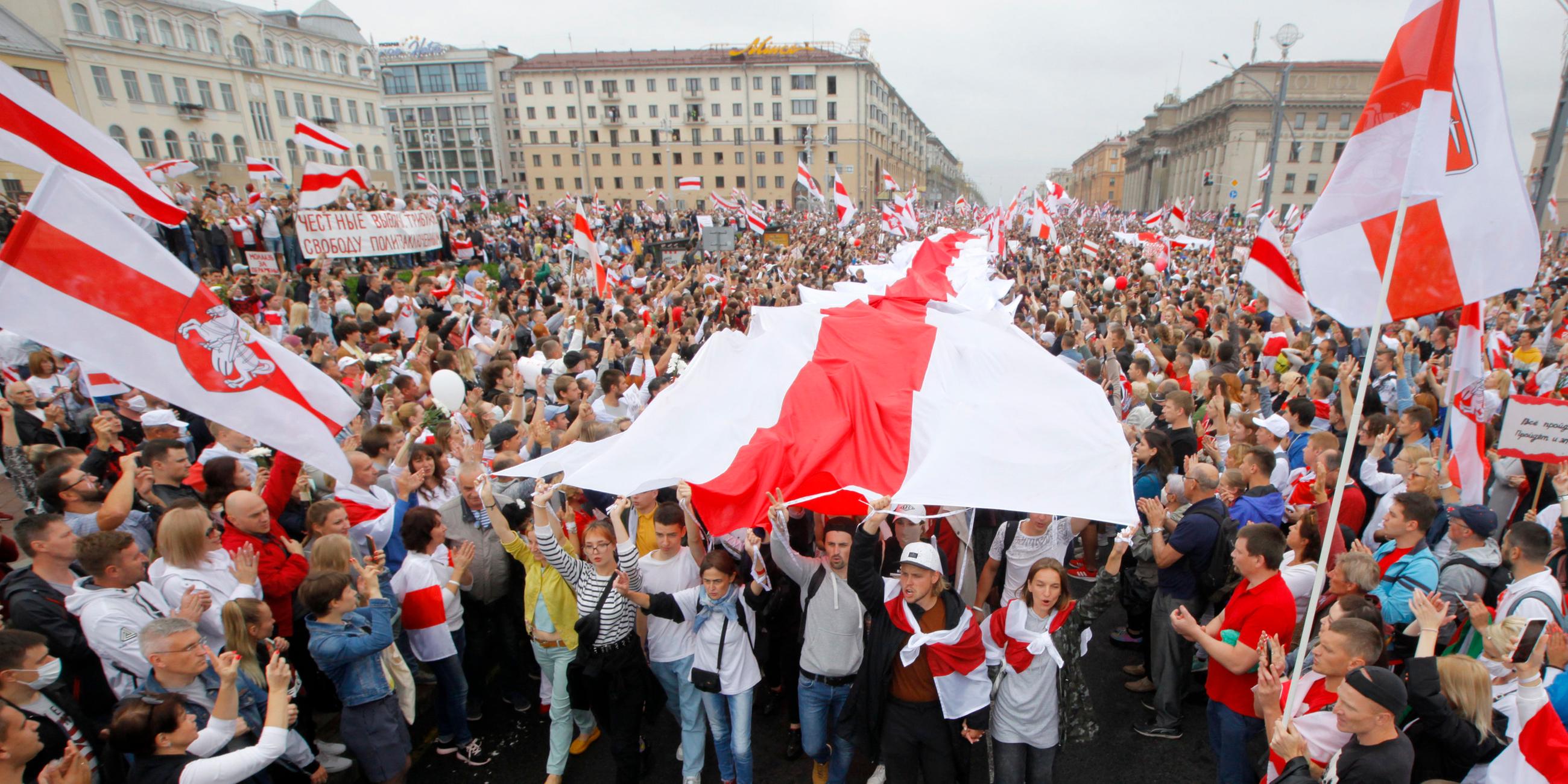 In Minsk protestieren Tausende gegen Präsident Lukaschenko und wehen dabei Weiß-Rot-Weiße Flaggen.