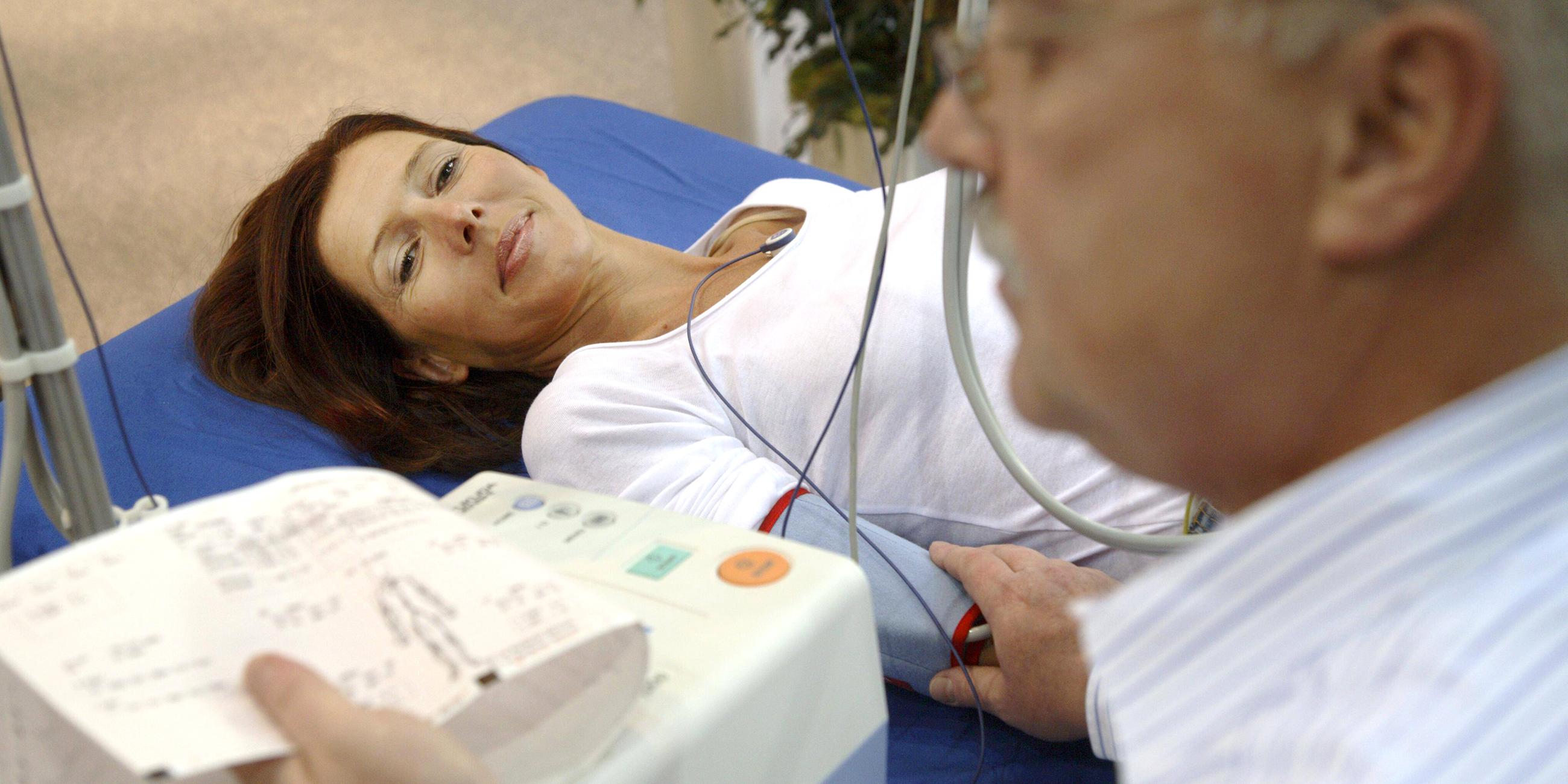 Bei der Patientin wird der Gefäßstatus und somit das biologische Alter der Adern gemessen