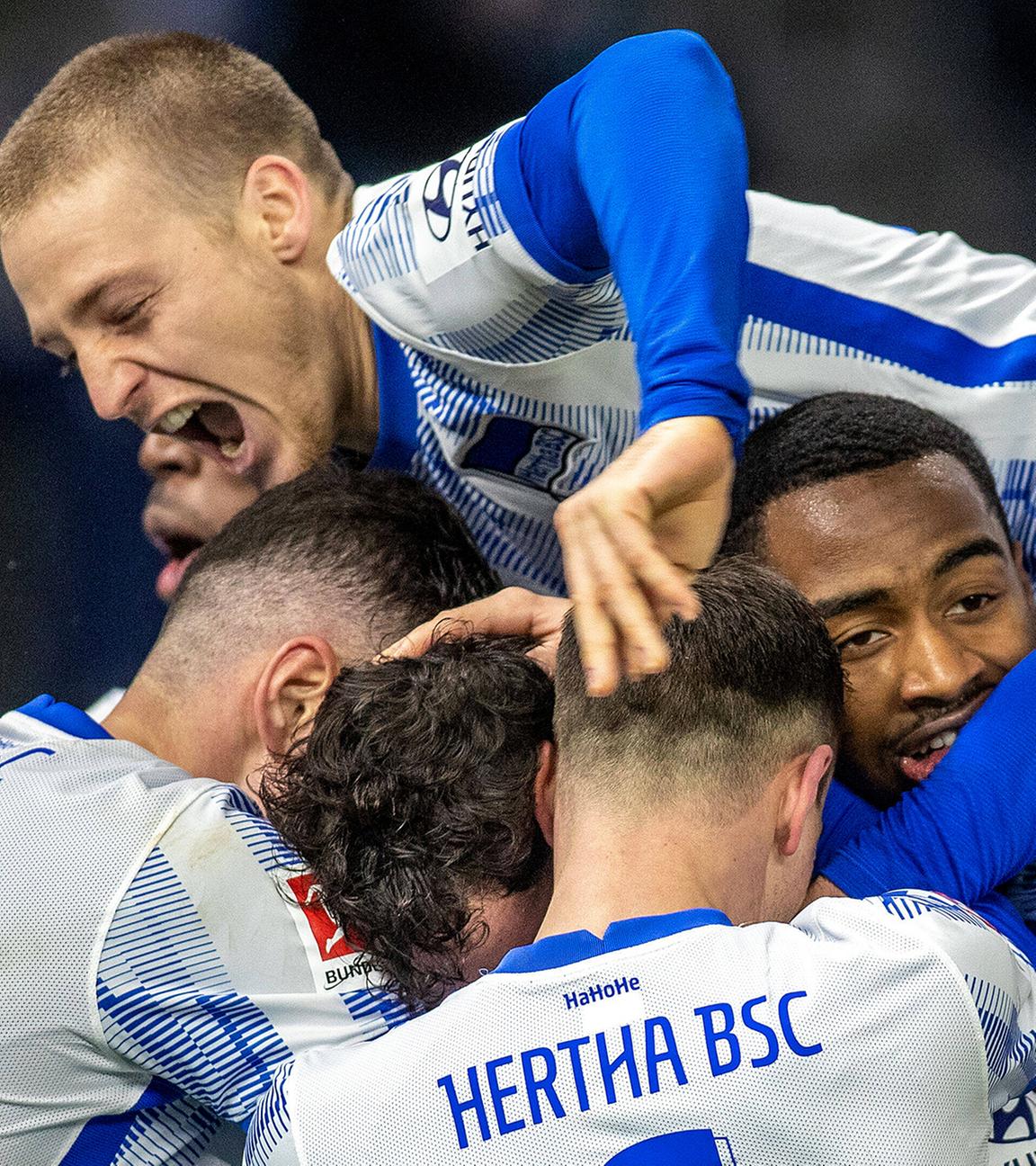 Herthas Spieler jubeln nach Richters Treffer zum 2:1.