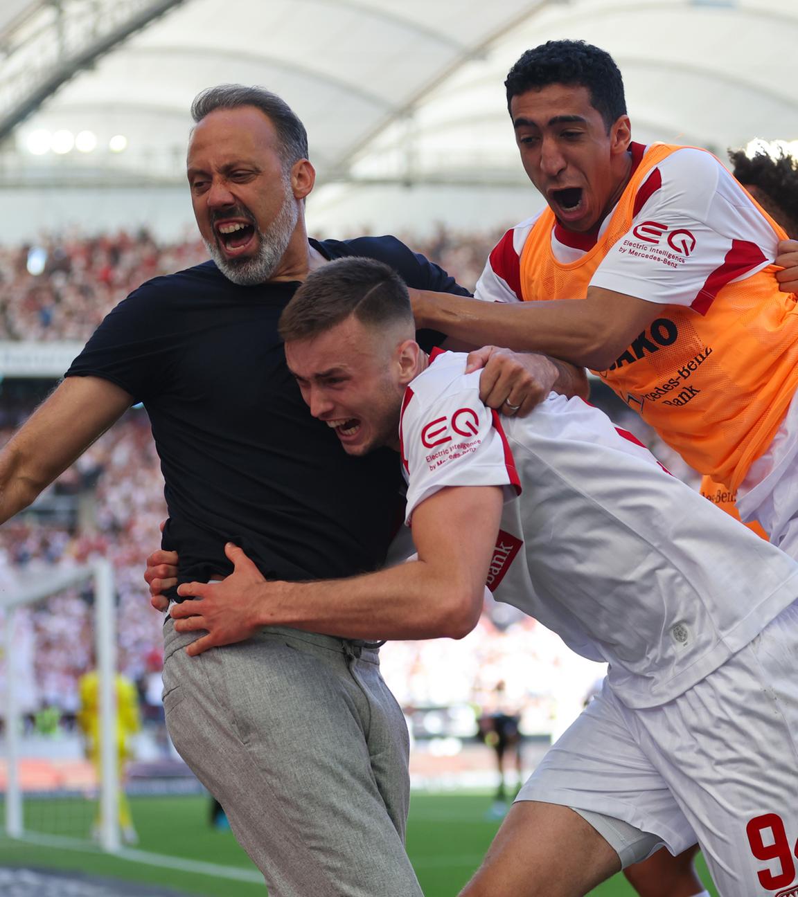 Fußball, Bundesliga, VfB Stuttgart - 1. FC Köln: Stuttgarts Trainer Pellegrino Matarazzo (l-r), Stuttgarts Sasa Kalajdzic und Stuttgarts Tiago Barreiros de Melo Tomas jubeln nach dem Tor zum 2:1 durch Endo.
