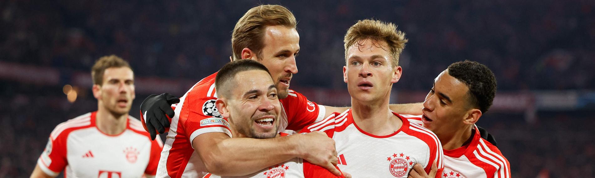 Die Spieler vom FC Bayern München jubeln über ihren Sieg.