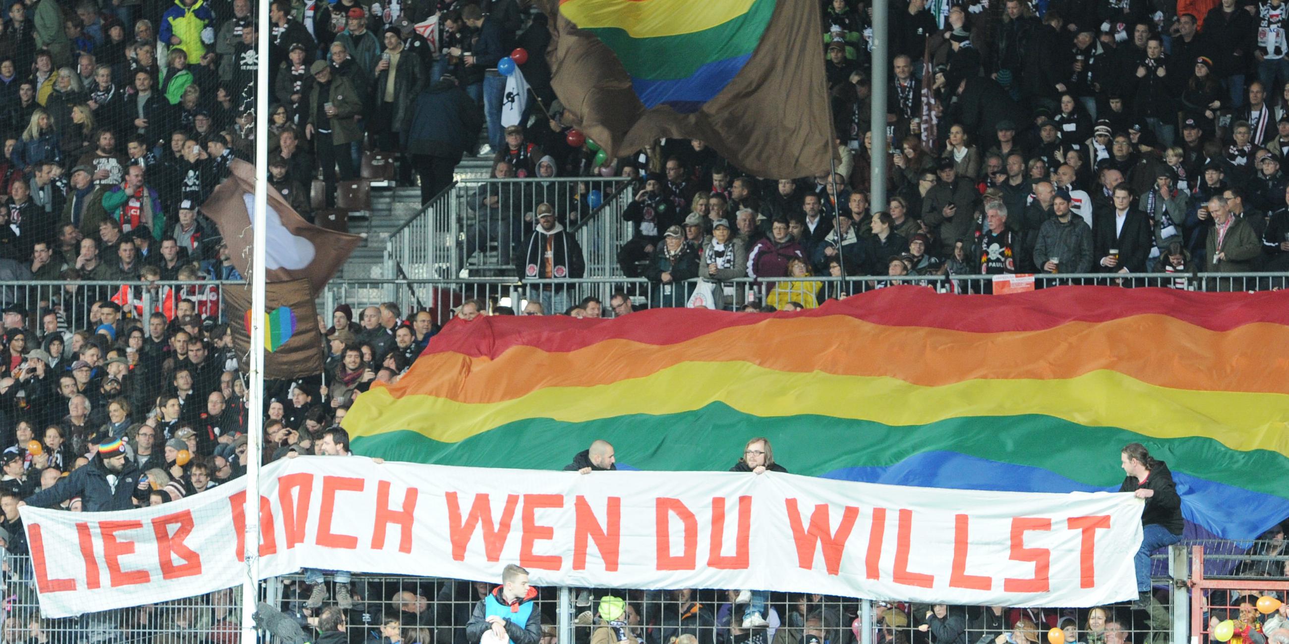 Fans des FC St. Pauli demonstrieren im Millerntorstadion gegen Homophobie.