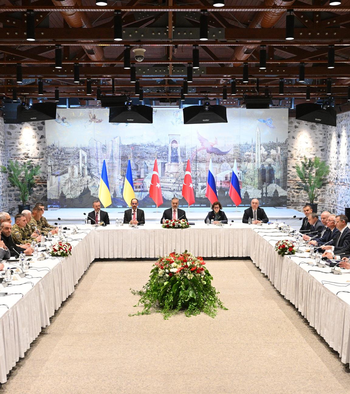 Russische, türkische und ukrainische Delegation bei russisch-ukrainischen Gesprächen im Dolmabahce-Palast am 16.05.2025