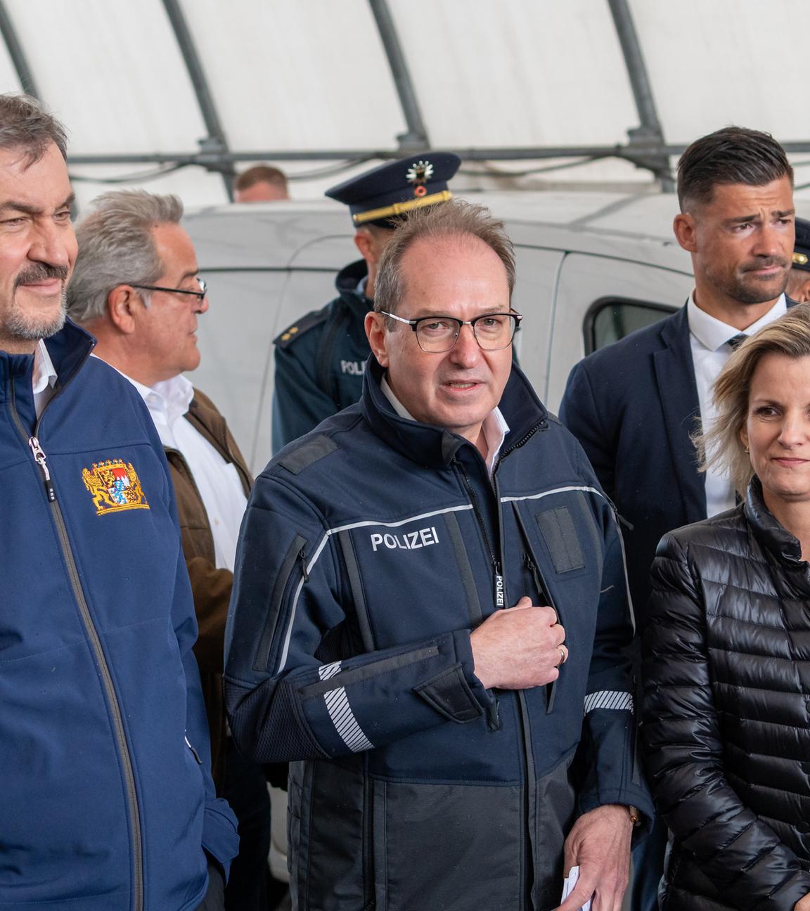 Ministerpräsident Söder und Innenminister Dobrindt besuchen die Kontrollstelle Kiefersfelden