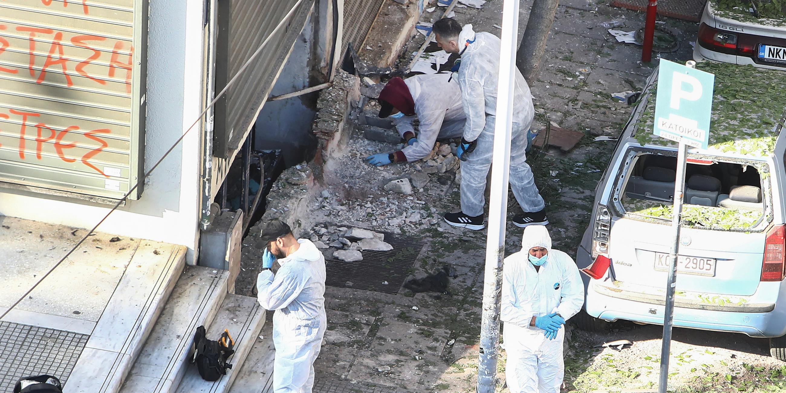 Griechenland, Thessaloniki: Forensische Experten der griechischen Polizei durchsuchen den Ort, an dem am frühen Samstag eine 38-jährige Frau getötet wurde, als eine Bombe, die sie bei sich trug, in ihren Händen explodierte