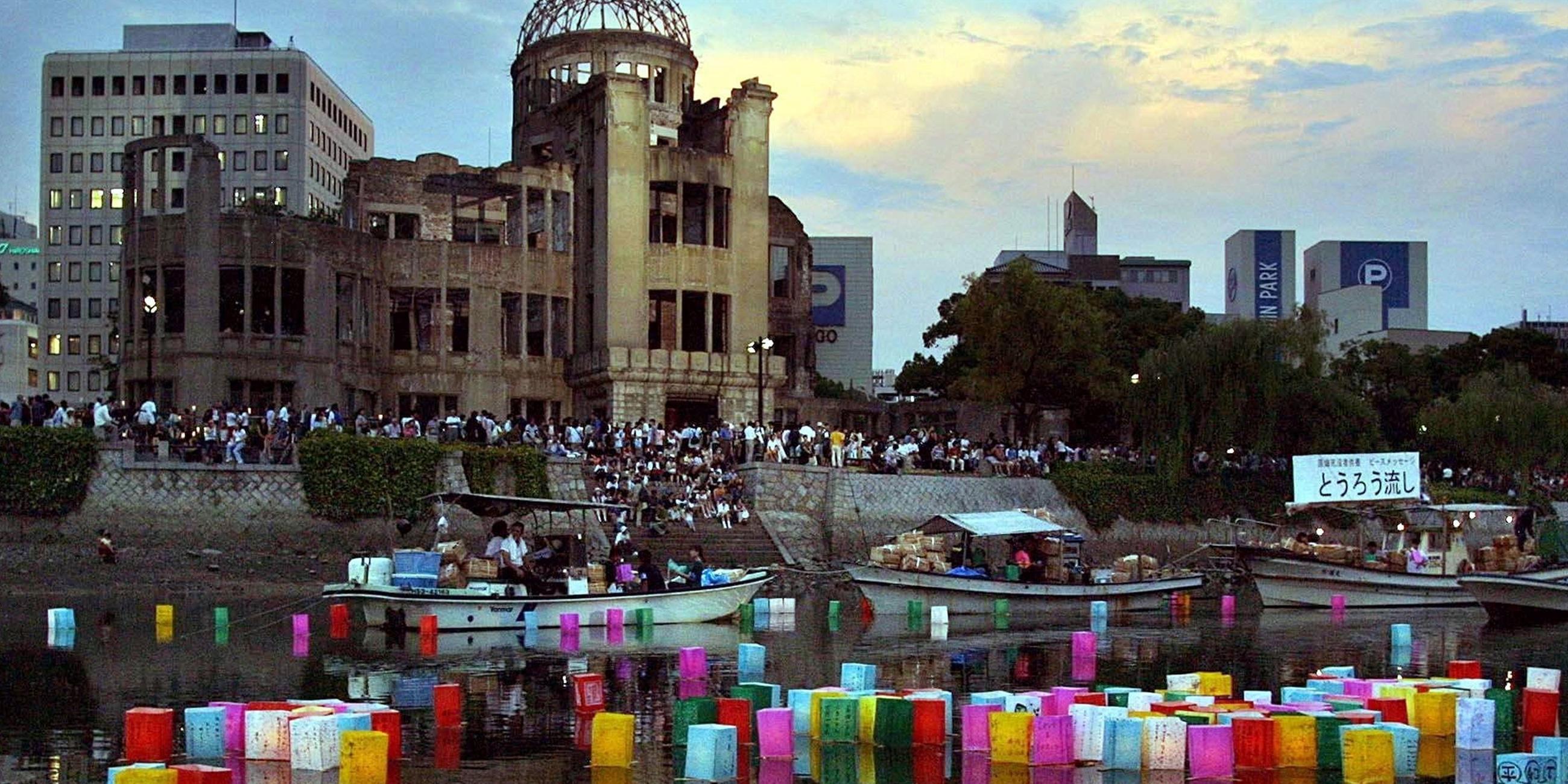 Lampions auf den Fluss in Hiroshima