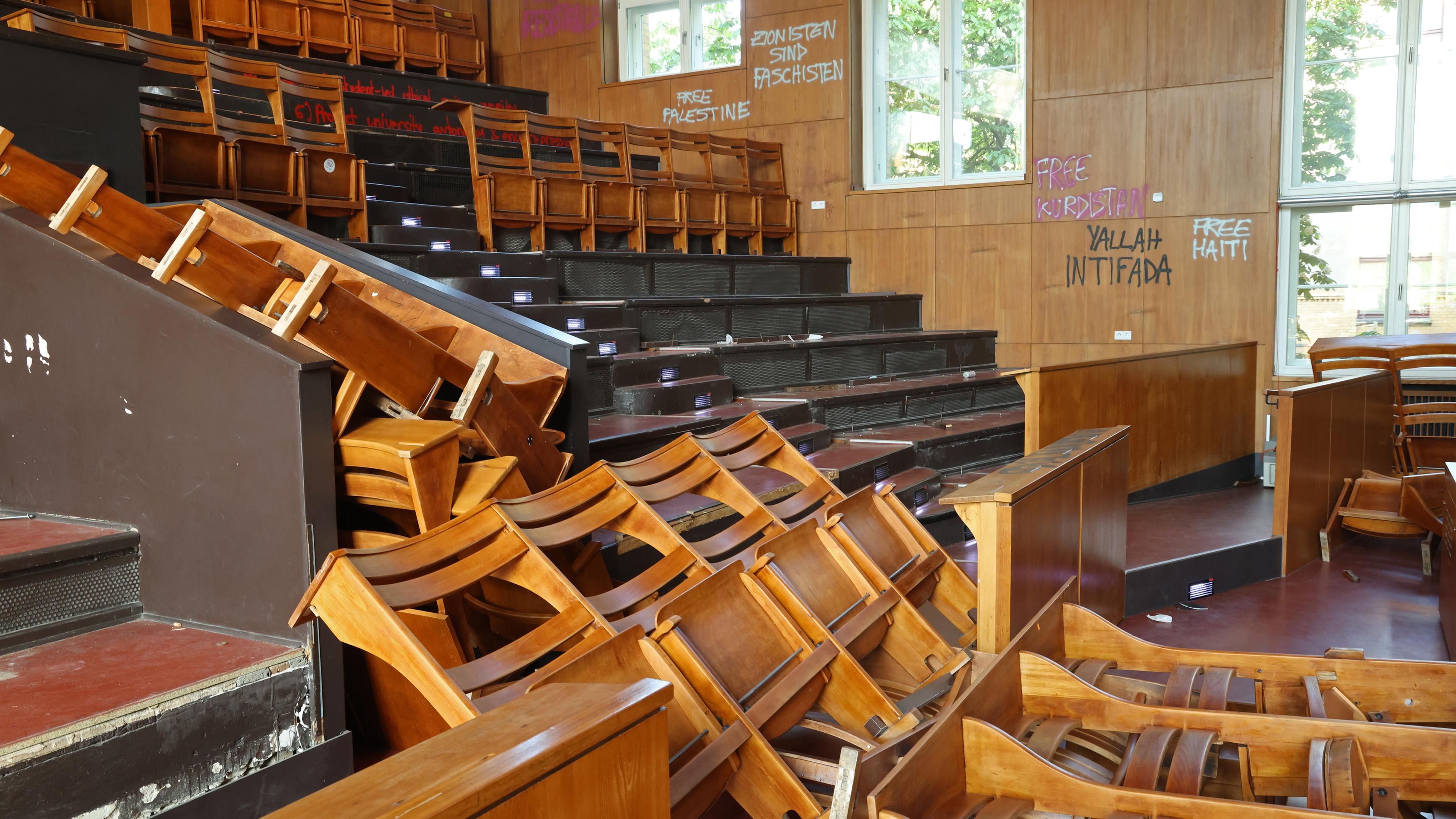 Der Emil-Fischer-Hörsaal ist nach der Besetzung durch Aktivisten verwüstet.
