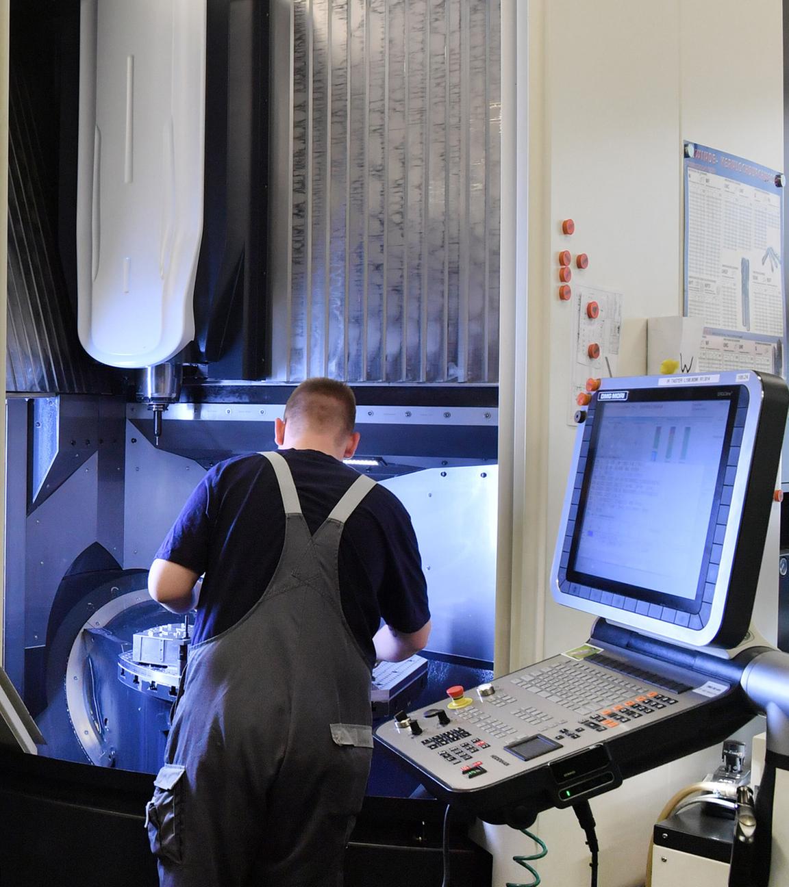 Fertigung der cab Produkttechnik Sömmerda Gesellschaft für Computer- und Automationsbausteine mbH bedienen Mitarbeiter am 11.07.2016 in Sömmerda (Thüringen) die Maschinen.