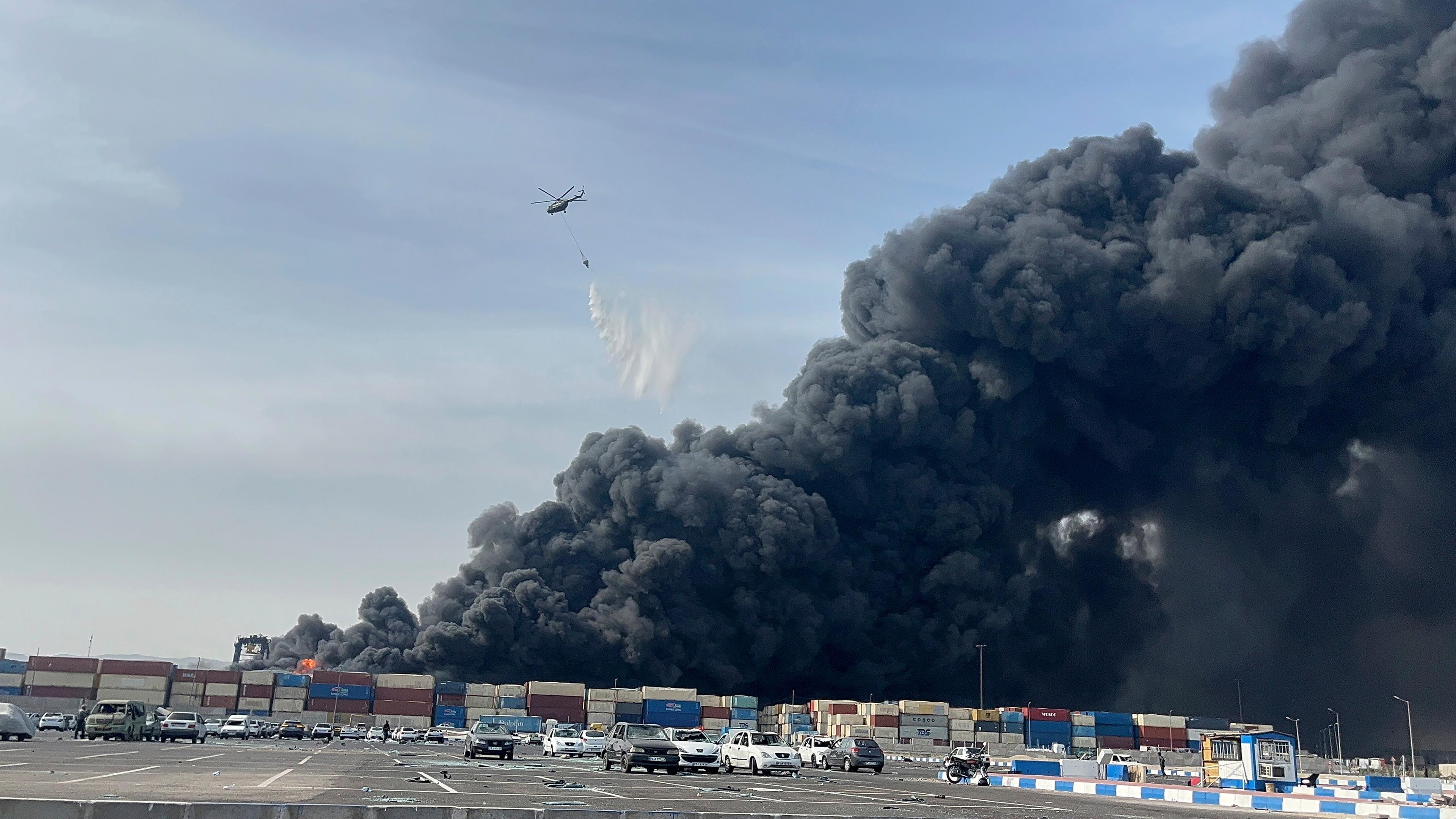 Eine riesige dunkle Rauchwolke, die von der vorherigen Explosion ausgeht.