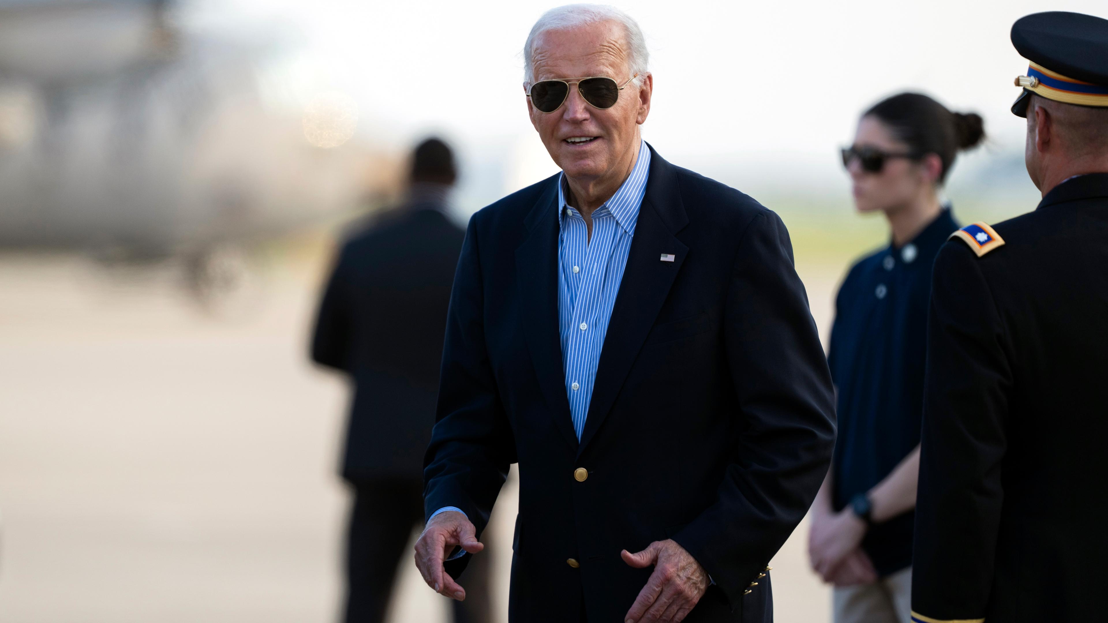 Am Freitag beantwortete US-Präsident Joe Biden außergewöhnlich viele Fragen der Reporter, die mit ihm reisen. Sein Team rückt ihn stärker in den Mittelpunkt.