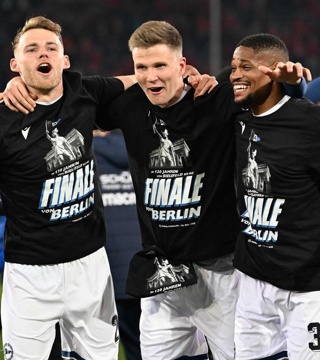Bielefelds Spieler feiern ihren Einzug in das DFB-Pokal Finale.