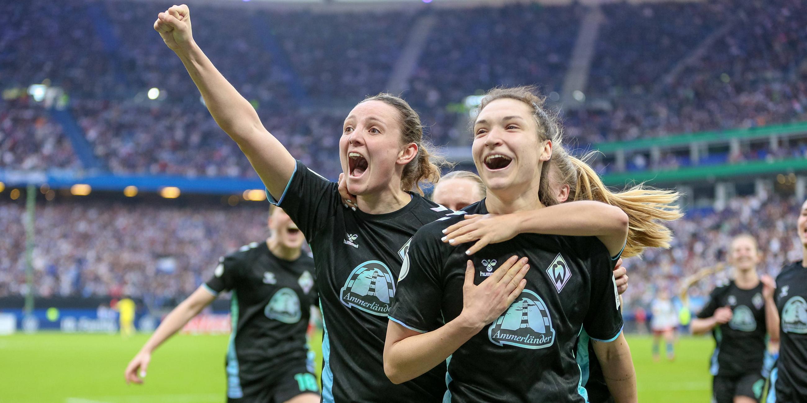 Verena Wieder und Torschützin Sophie Weidauer jubeln über das 0:1.