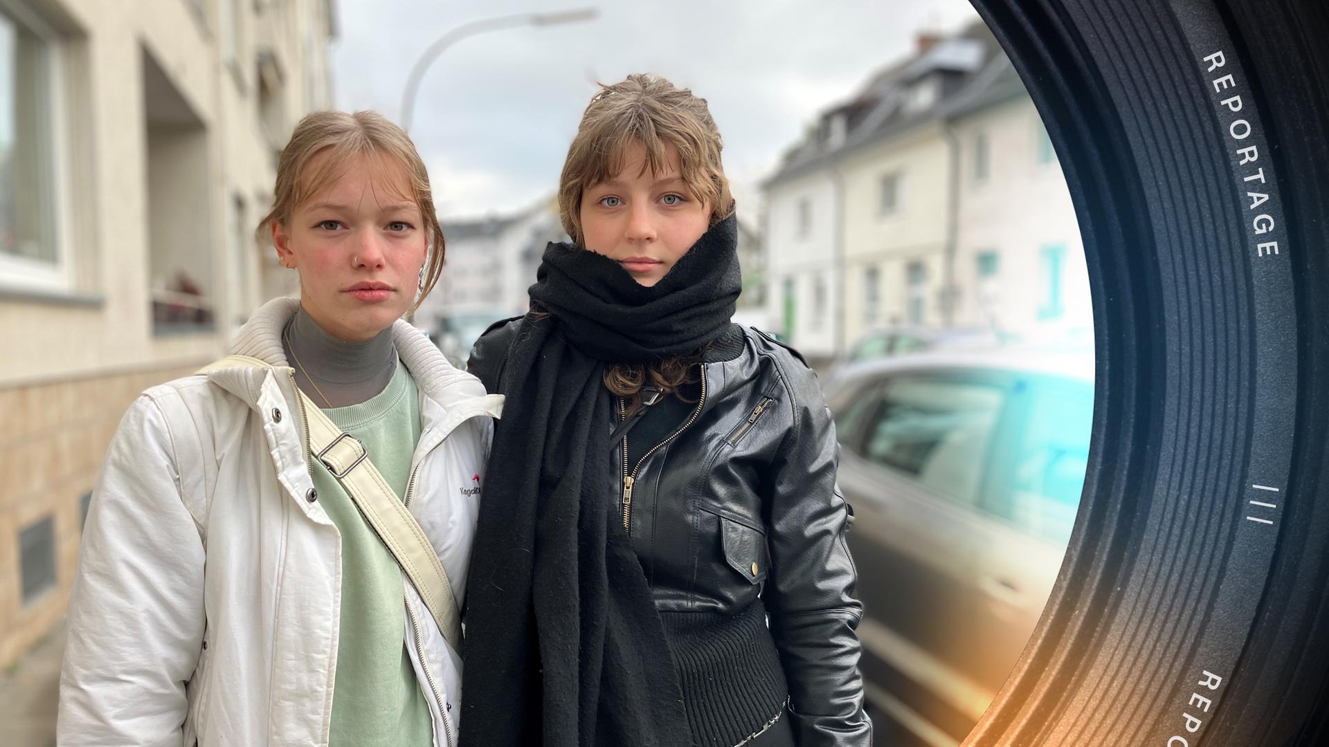 Reena Lappan und Elsa Marlovits stehen auf einem Gehsteig in Köln.
