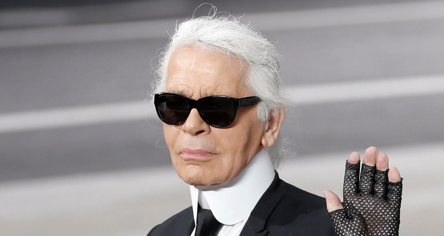 05.03.2013, Frankreich, Paris: Karl Lagerfeld hebt die Hand, als er den Applaus nach der Vorstellung seiner Herbst/Winter 2013-2014 Kollektion für Chanel entgegennimmt.