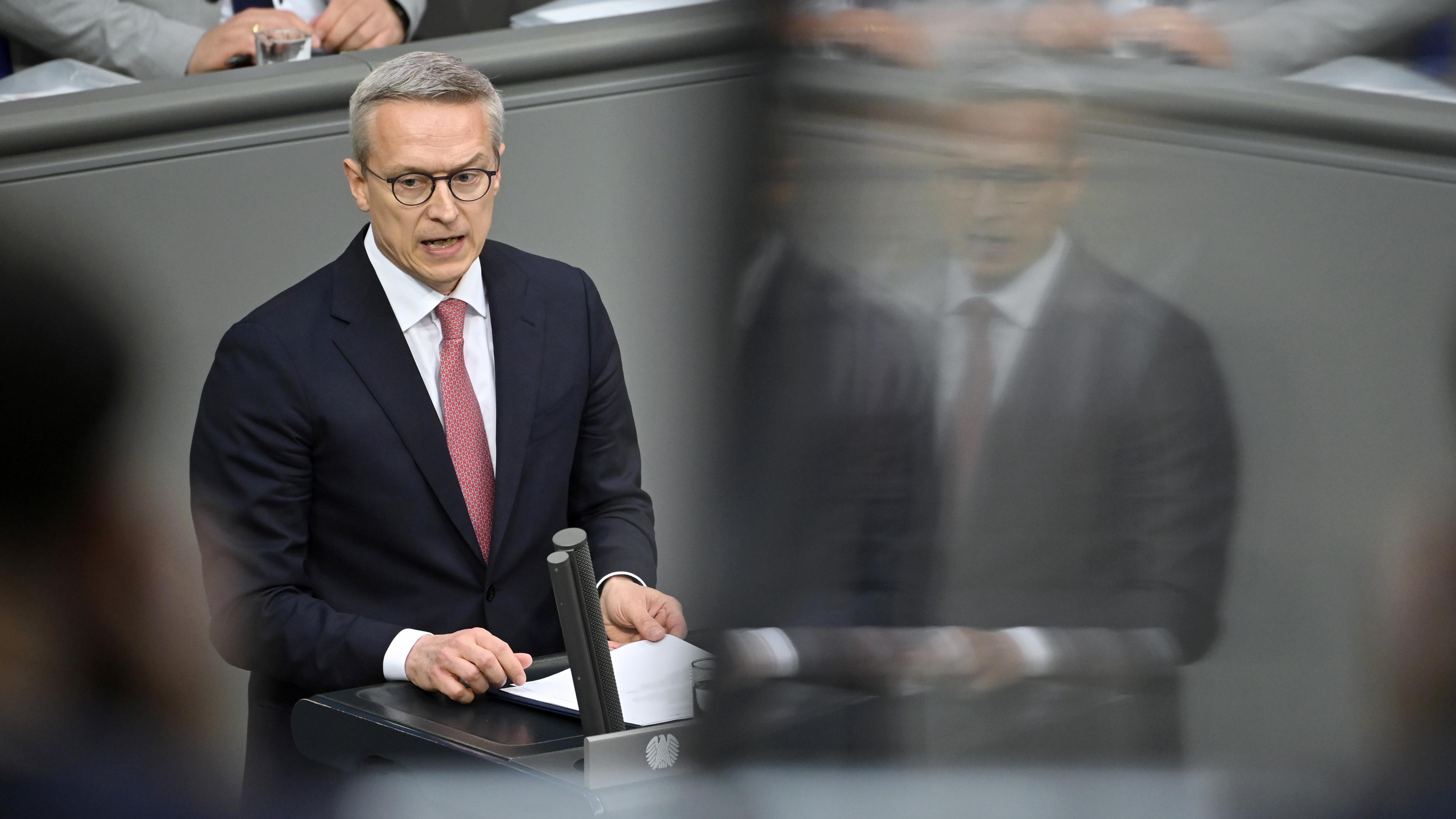 Karsten Wildberger (CDU), Bundesminister für Digitalisierung und Staatsmodernisierung, spricht im Plenarsaal im Bundestag zu den Abgeordneten.