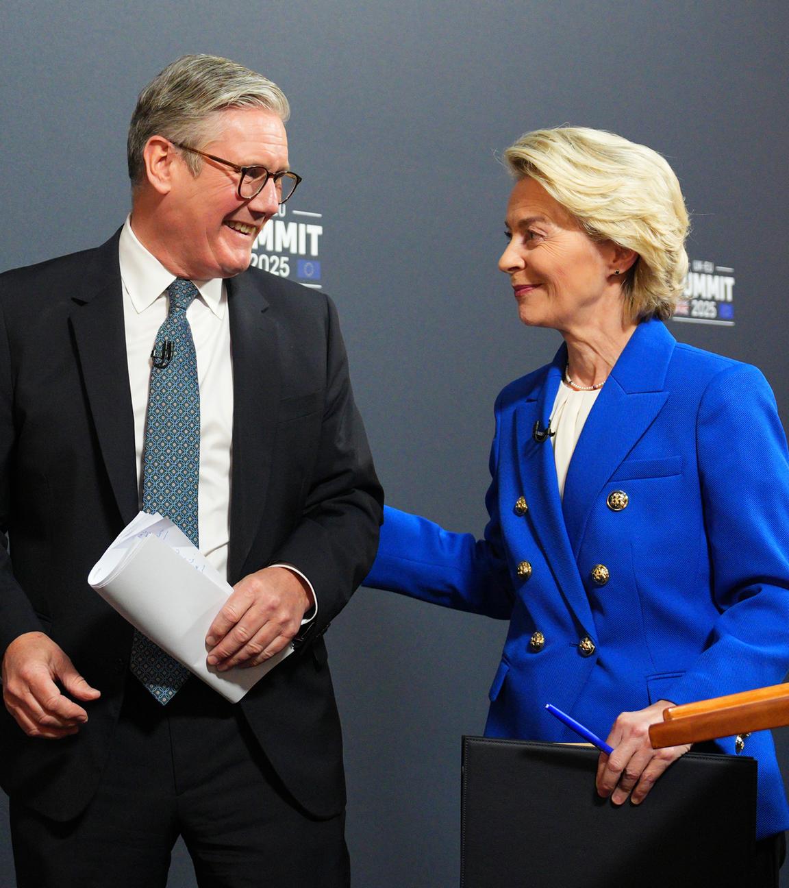 Großbritannien, London: Premierminister Sir Keir Starmer und Präsidentin der Europäischen Kommission Ursula von der Leyen