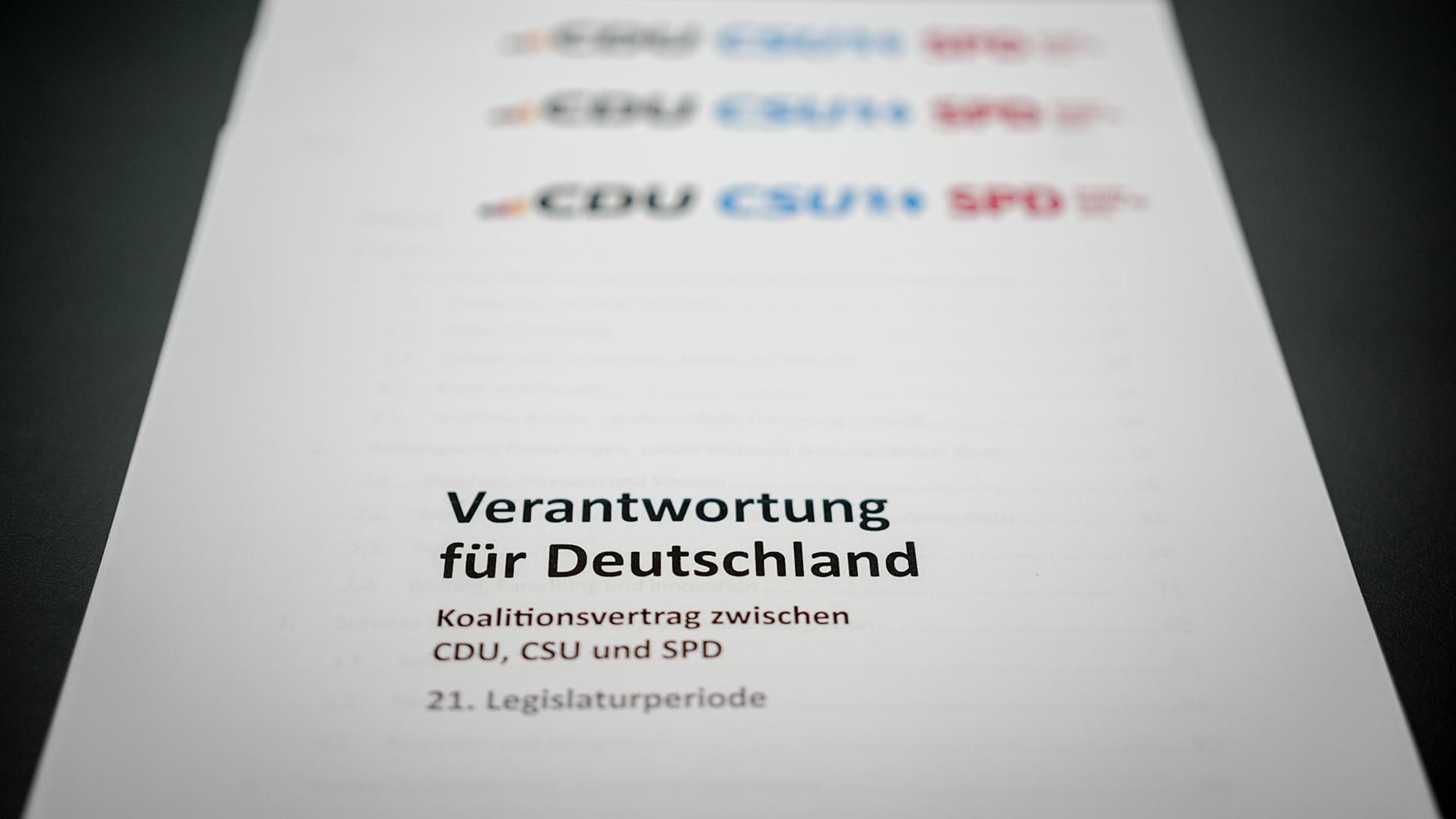 Der Koalitionsvertrag von CDU, CSU und SPD mit der Überschrift "Verantwortung für Deutschland" ist auf dem Foto zu sehen
