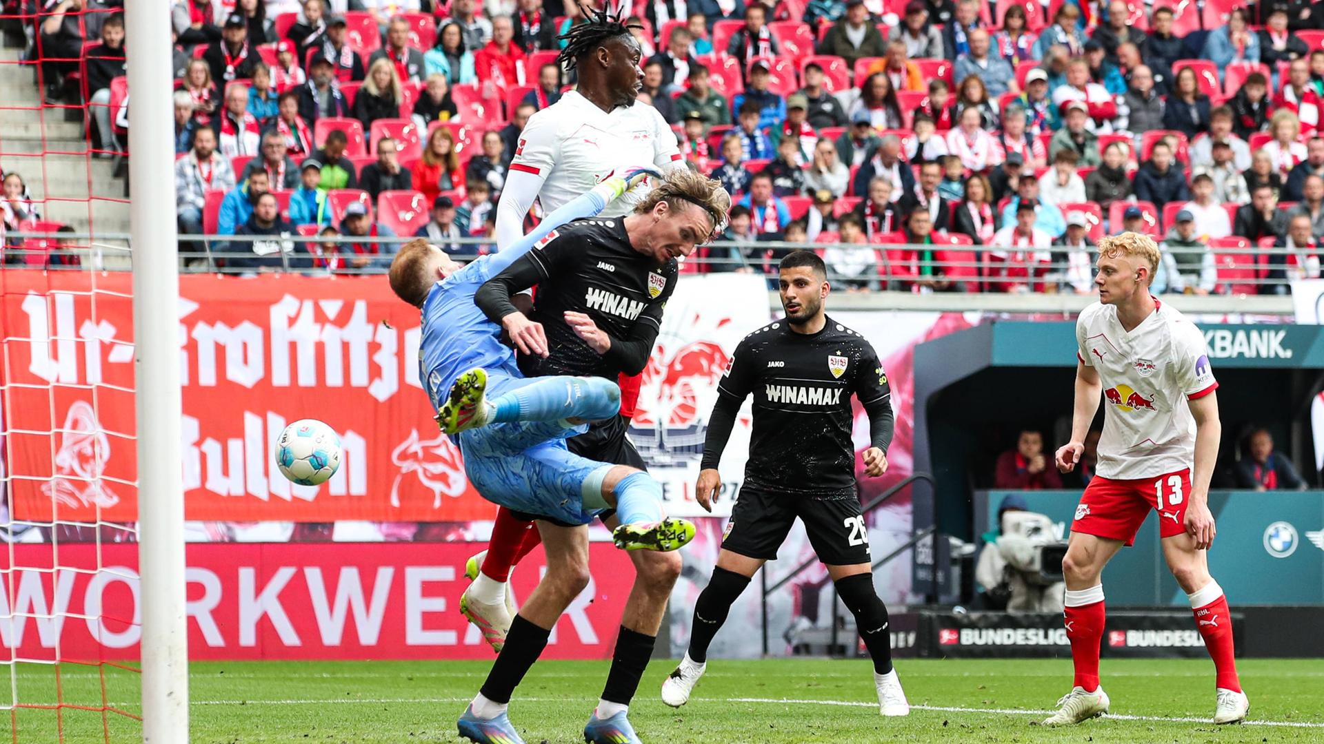 Nick Woltemade (VfB Stuttgart,11) gegen Torwart Peter Gulacsi (RB Leipzig,1) und El Chadaille Bitshiabu (RB Leipzig,5).