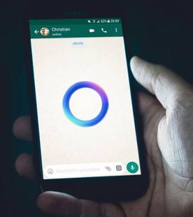 Meta KI bei WhatsApp auf dem Bildschirm eines Smartphones.