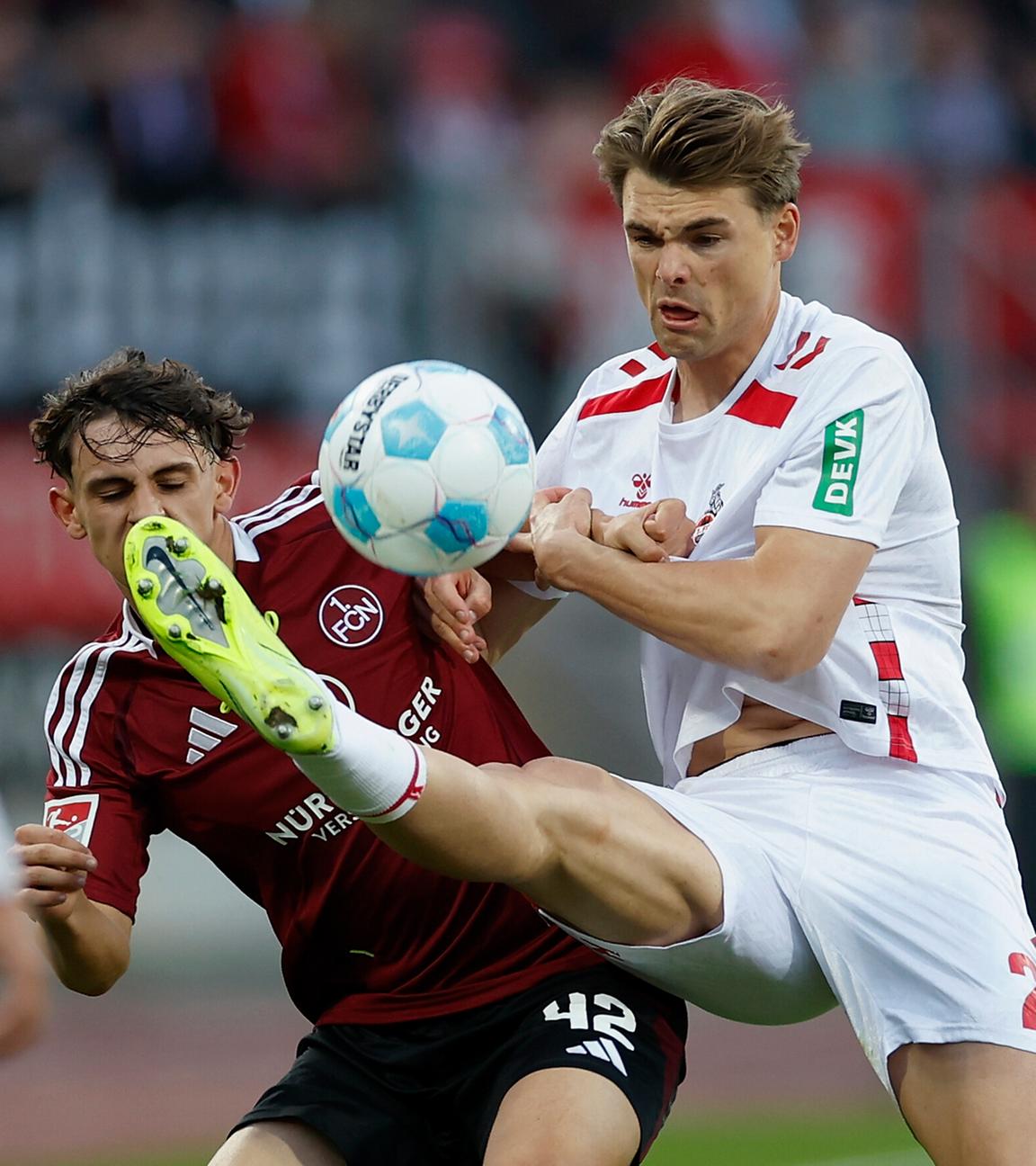 Nürnbergs Tino Kusanovic und Kölns Pascal Schmied kämpfen um den Ball.